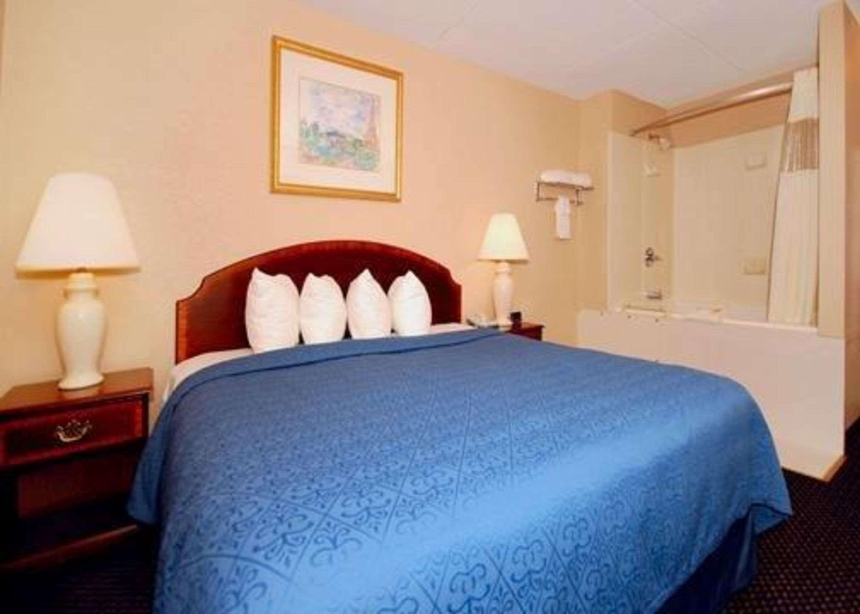 Econo Lodge Inn & Suites — photo 4