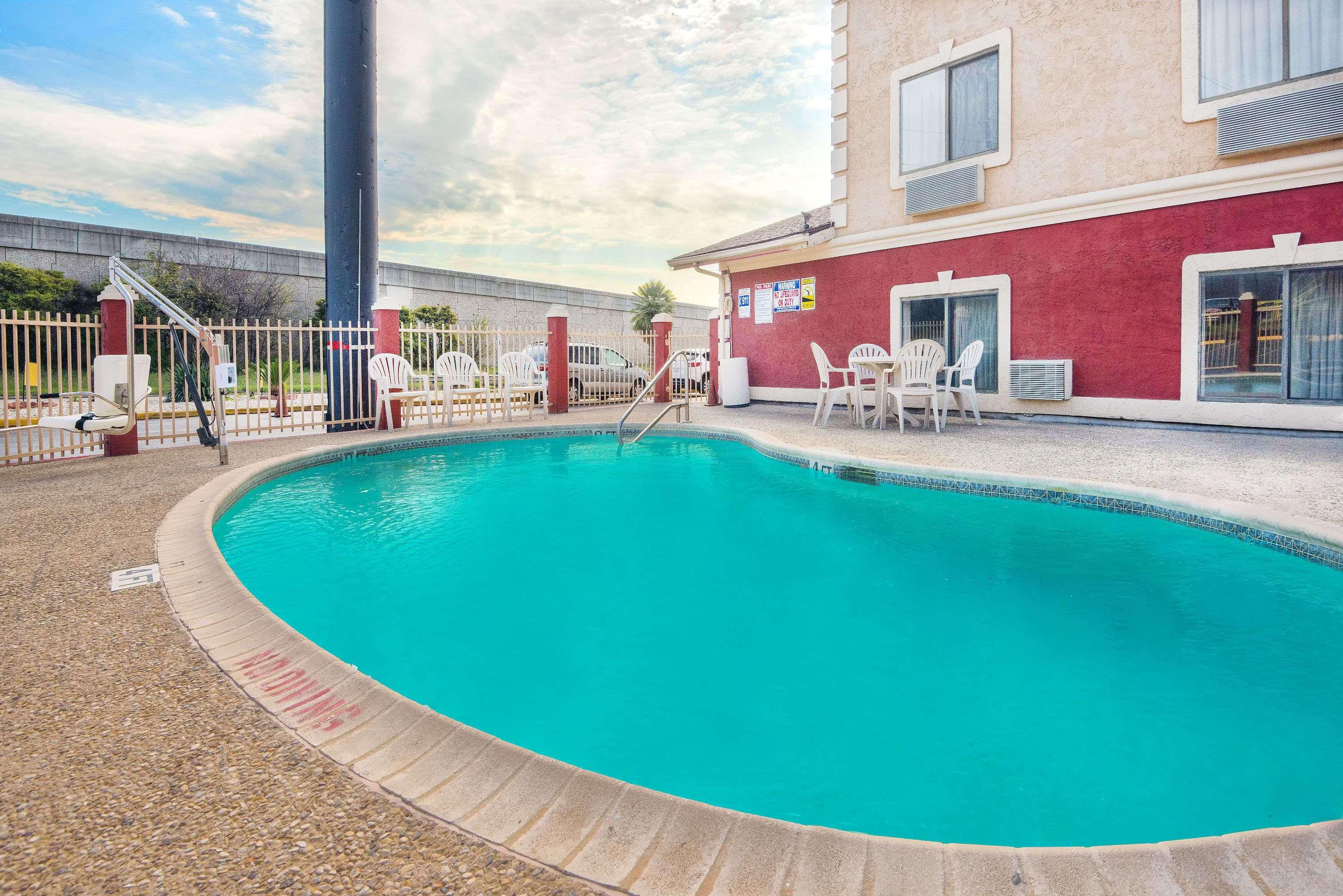 Super 8 by Wyndham San Antonio/I-35 North — photo 5