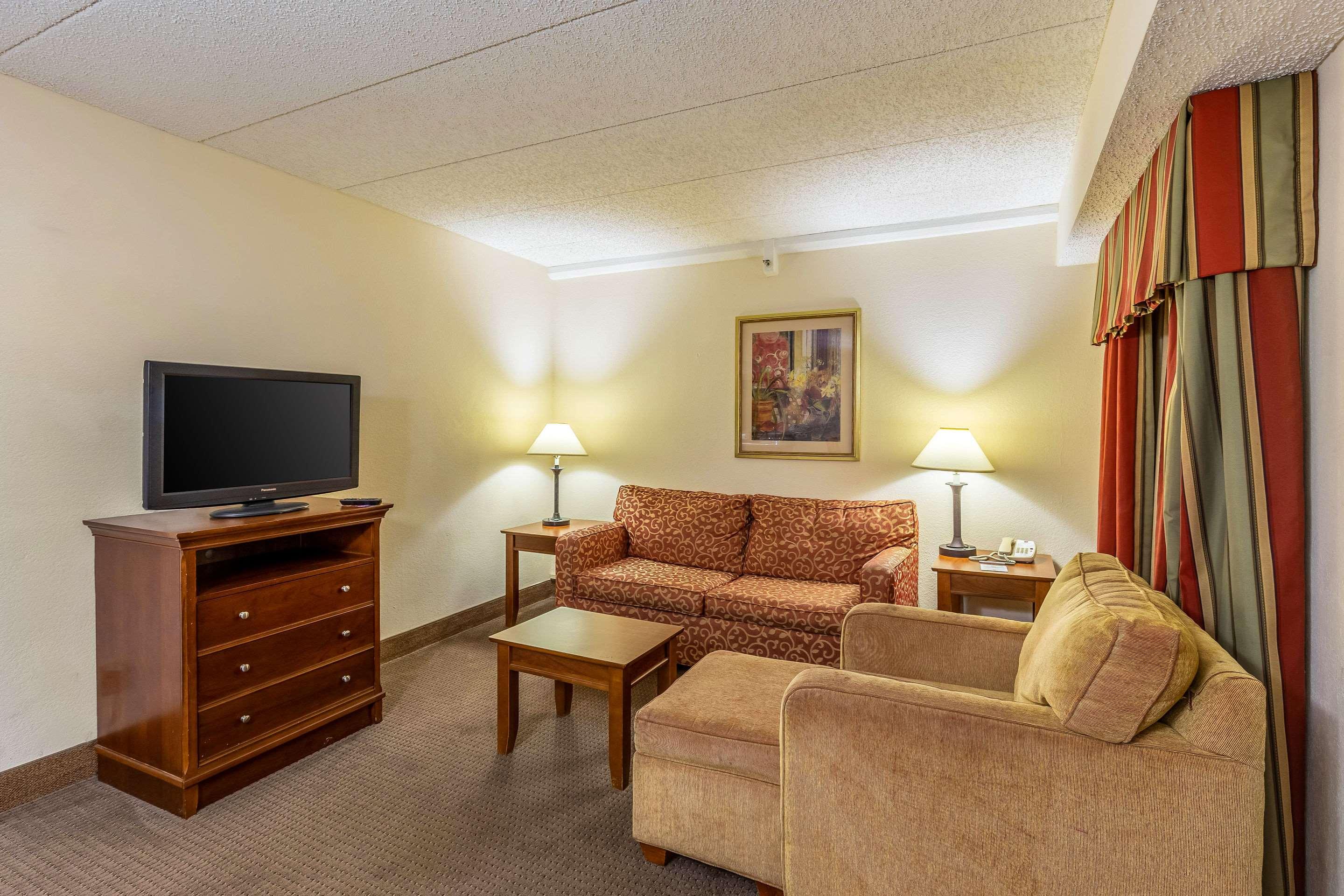 Clarion Inn & Suites Central I-44 — photo 4