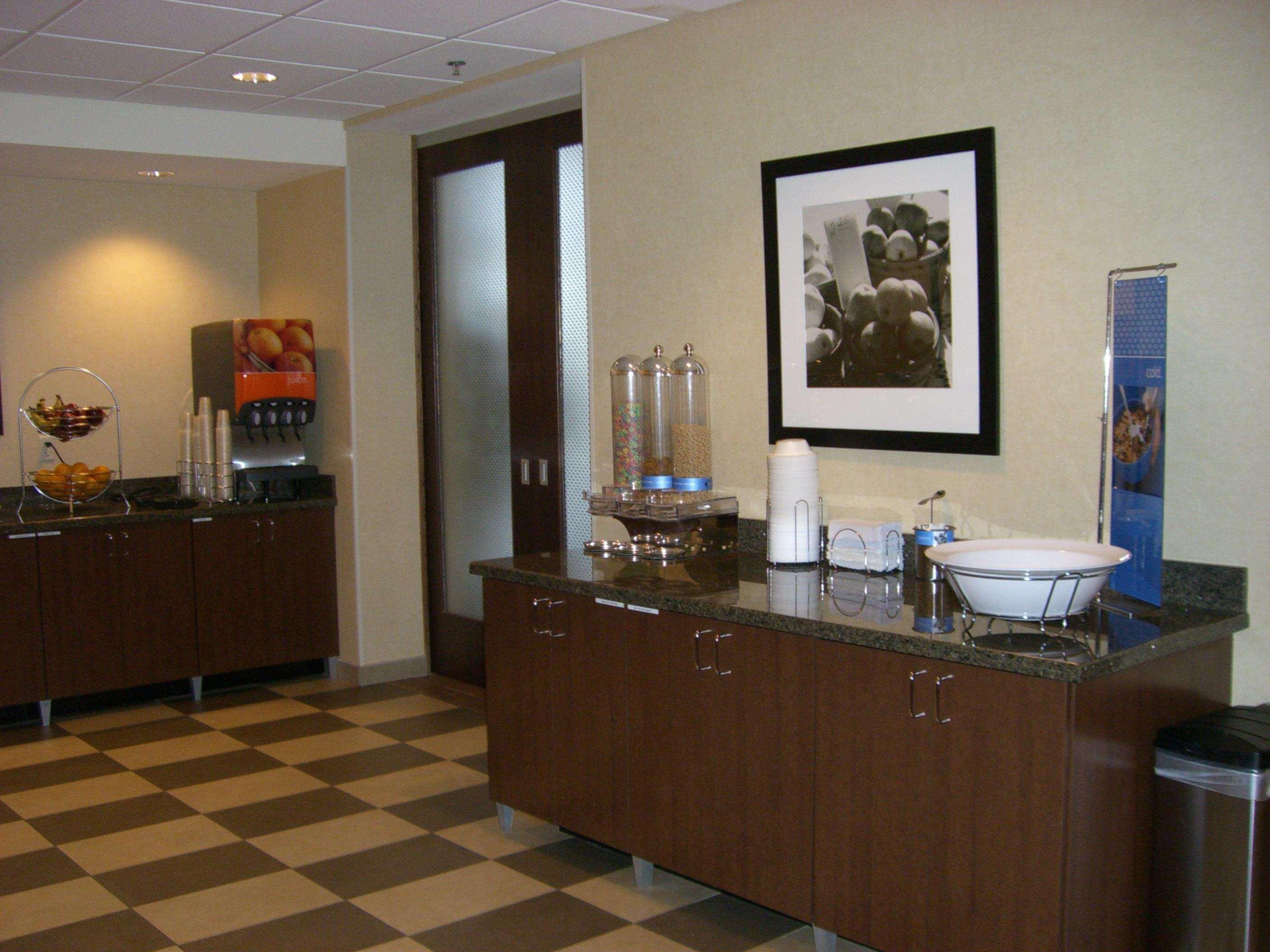 Hampton Inn & Suites Pueblo North — photo 5