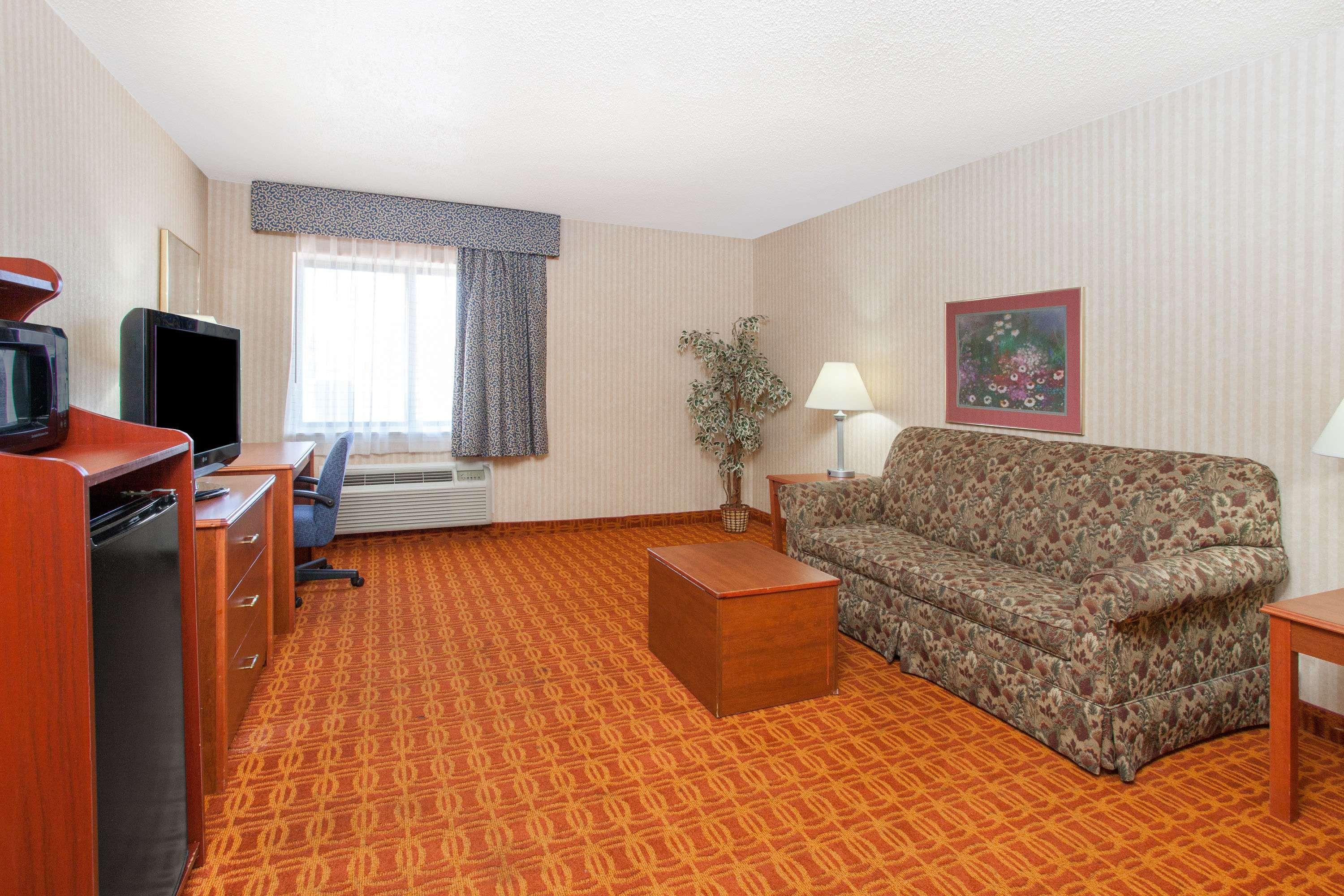 Baymont Inn and Suites Detroit/Roseville — photo 3
