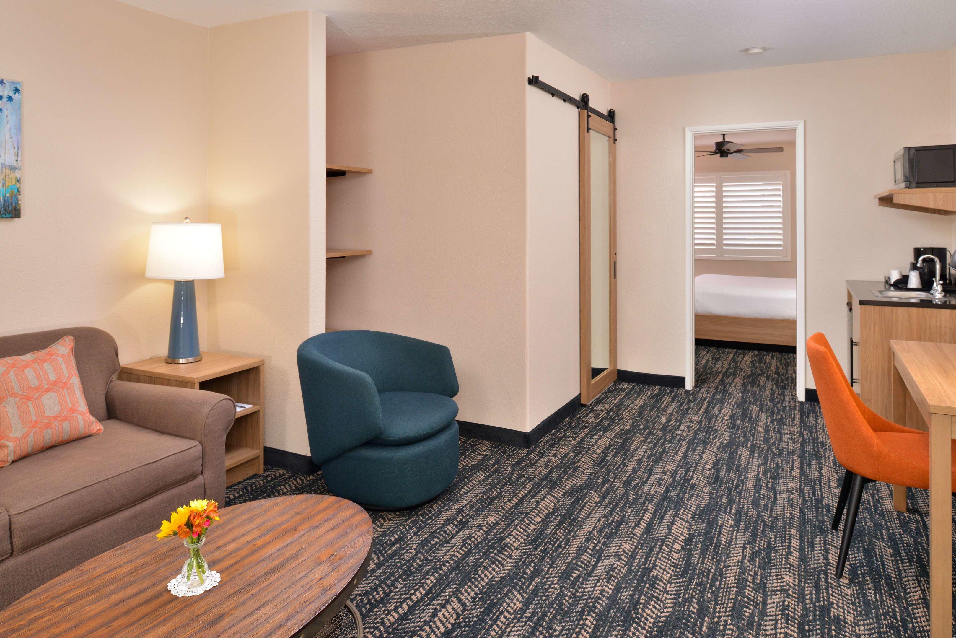 La Fuente Inn & Suites — photo 5
