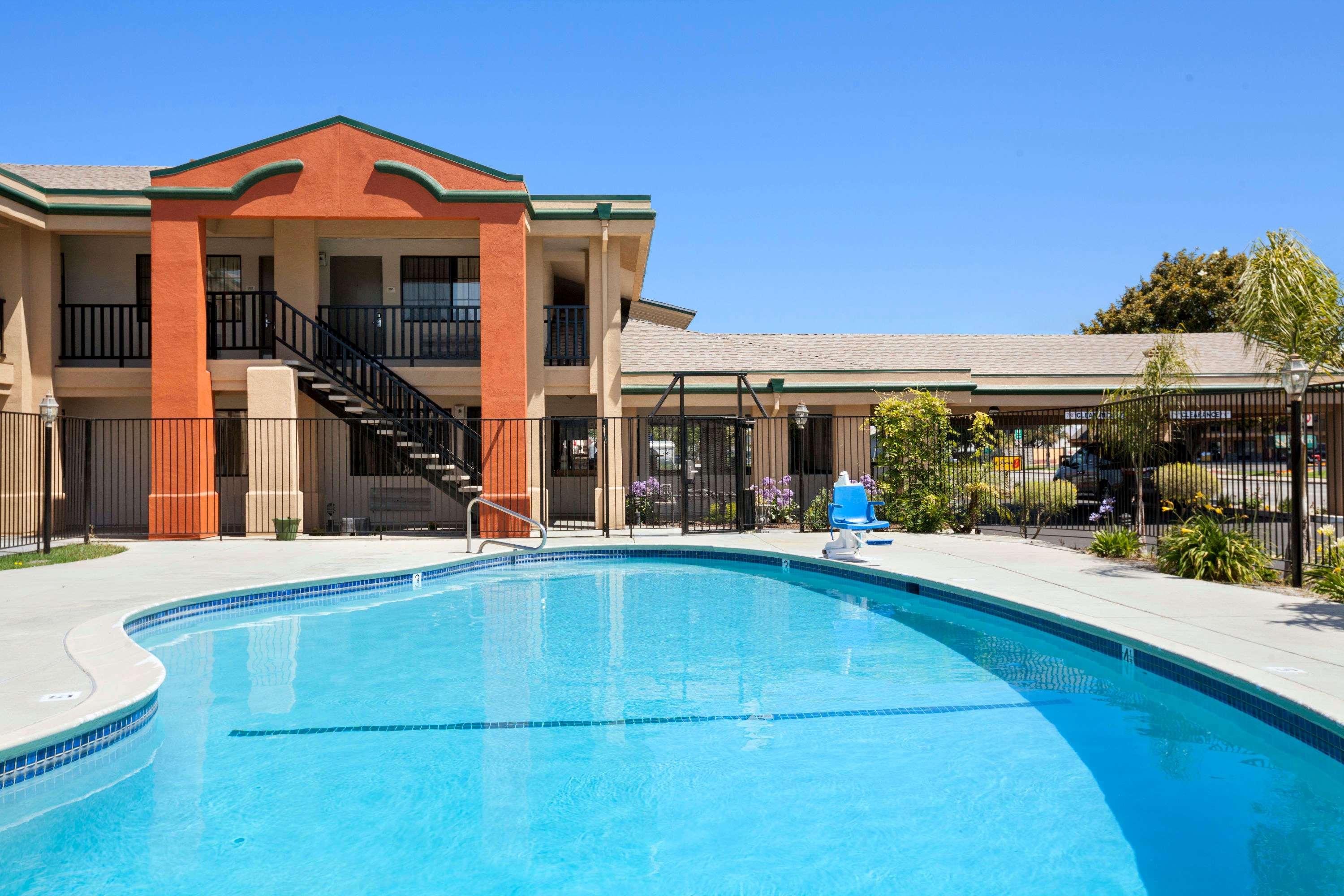 Super 8 by Wyndham Salinas — photo 3