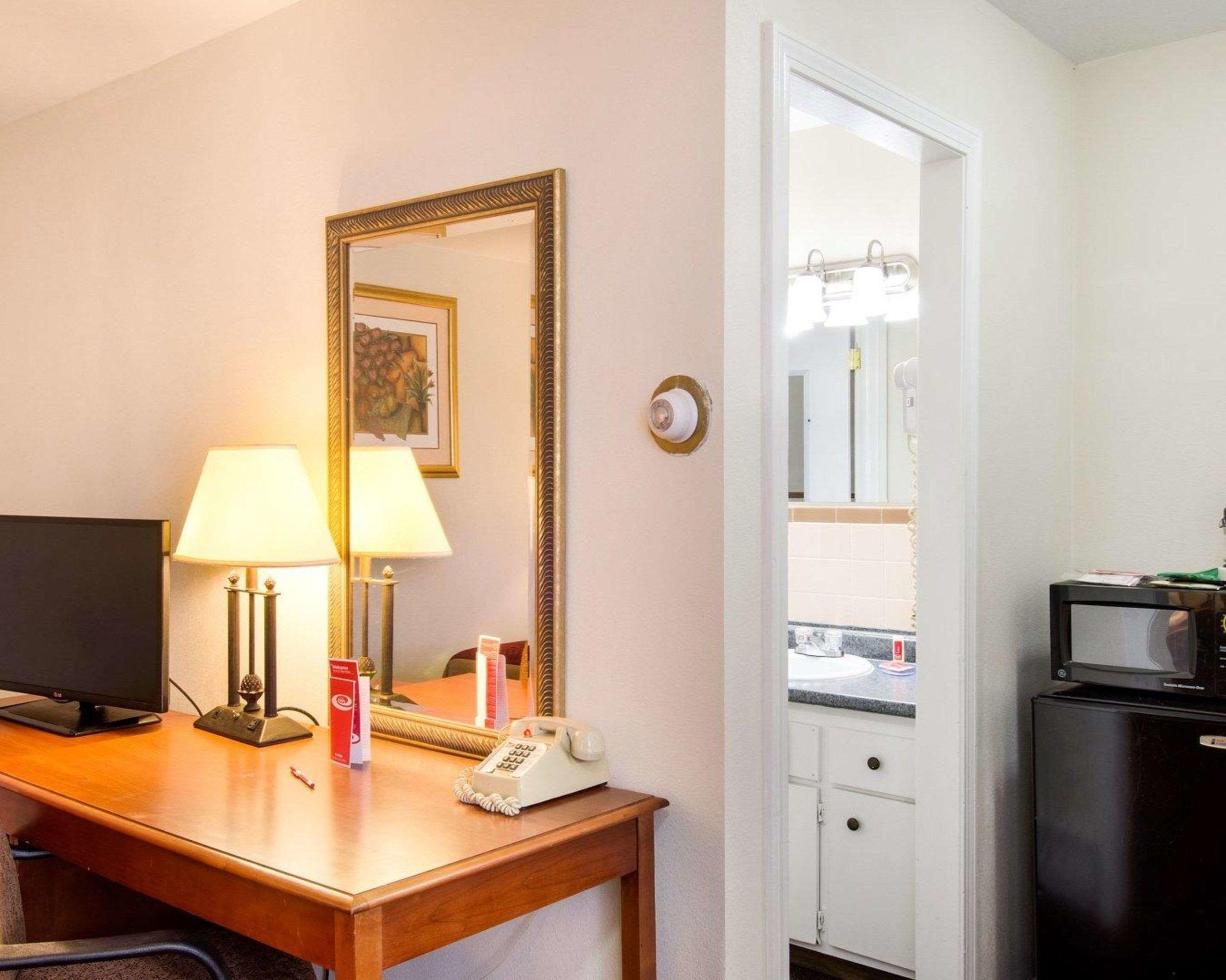 Econo Lodge Inn & Suites — photo 4