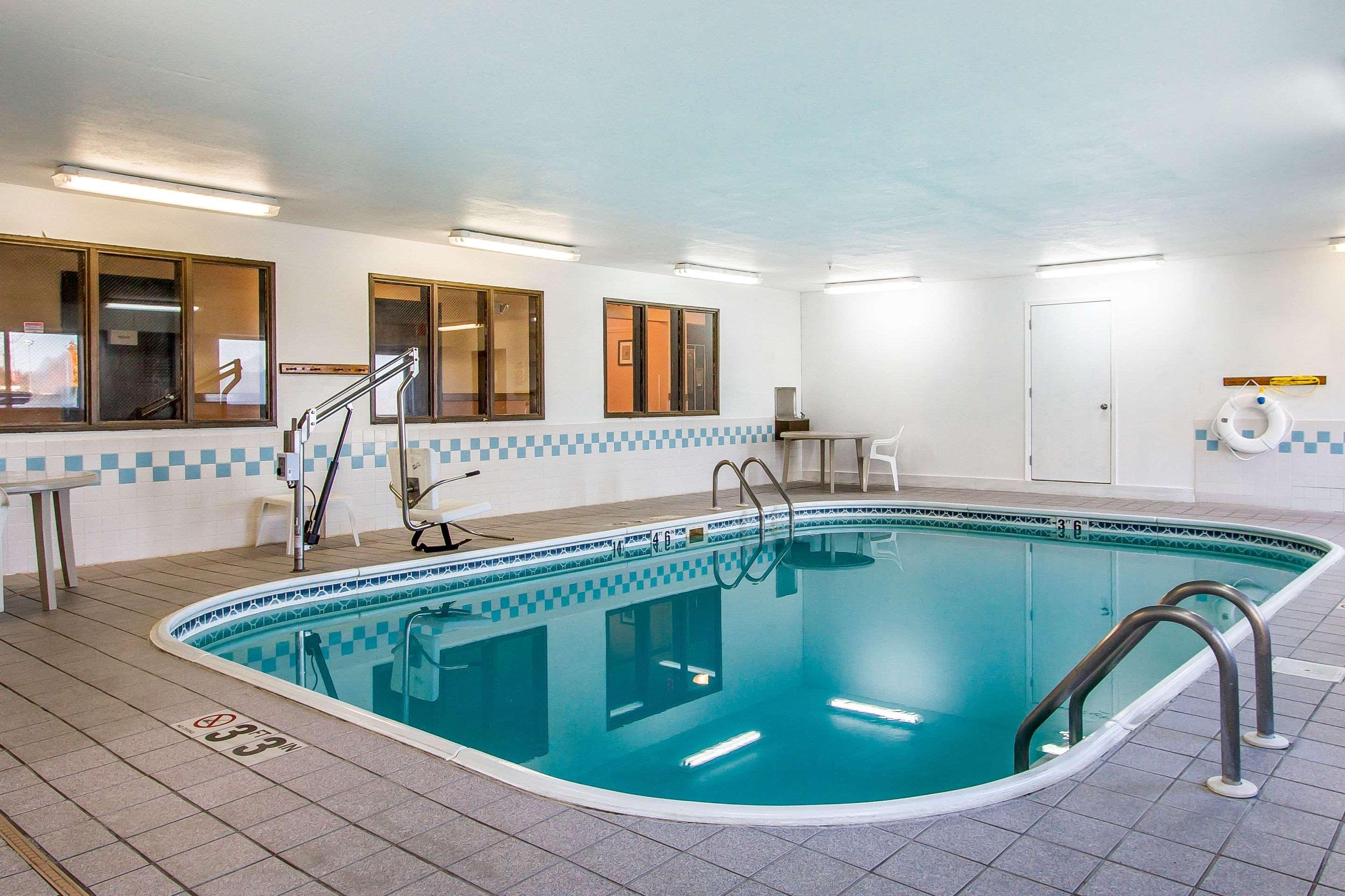 Econo Lodge & Suites — photo 5