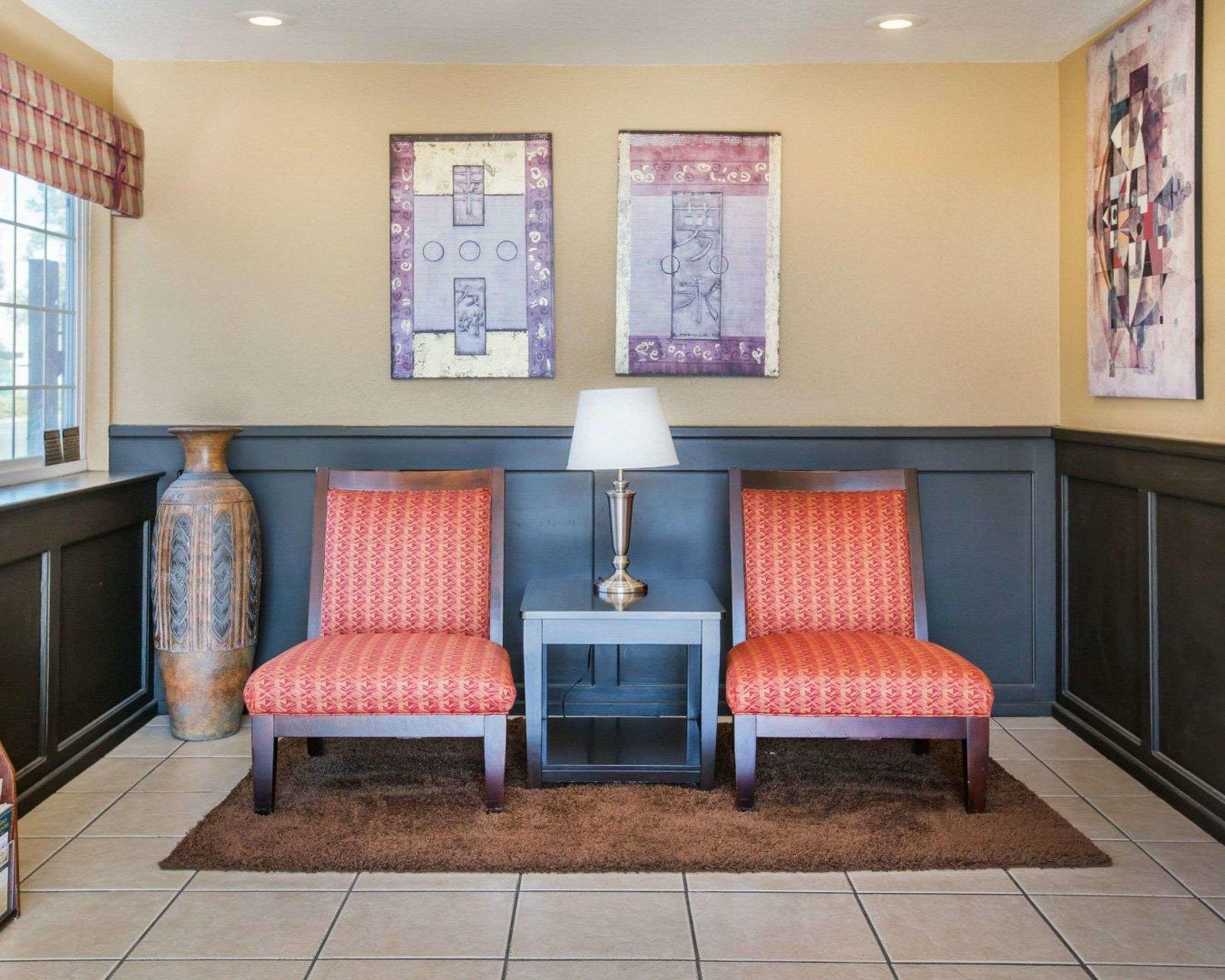 Econo Lodge Inn & Suites — photo 5