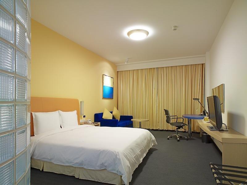 Holiday Inn Express Zhabei — photo 5
