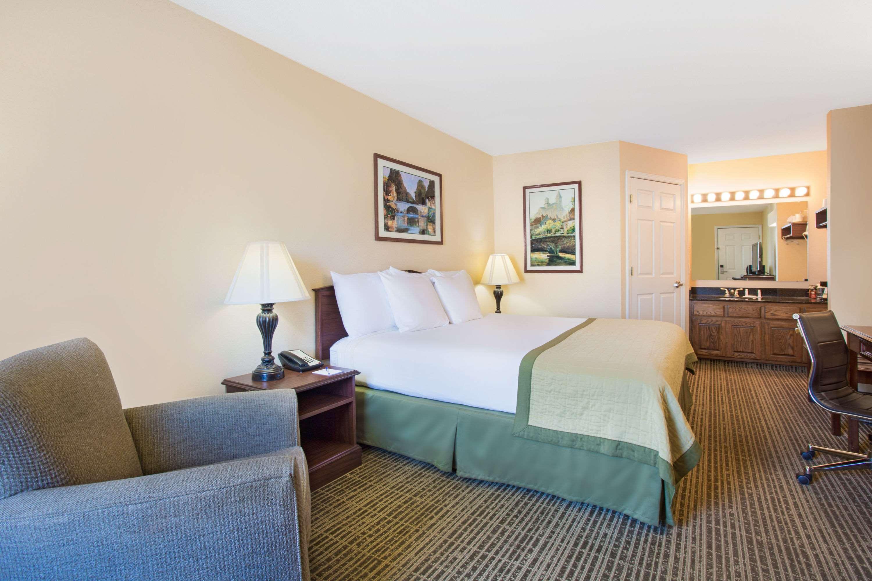 Baymont Inn & Suites Forest City — photo 4