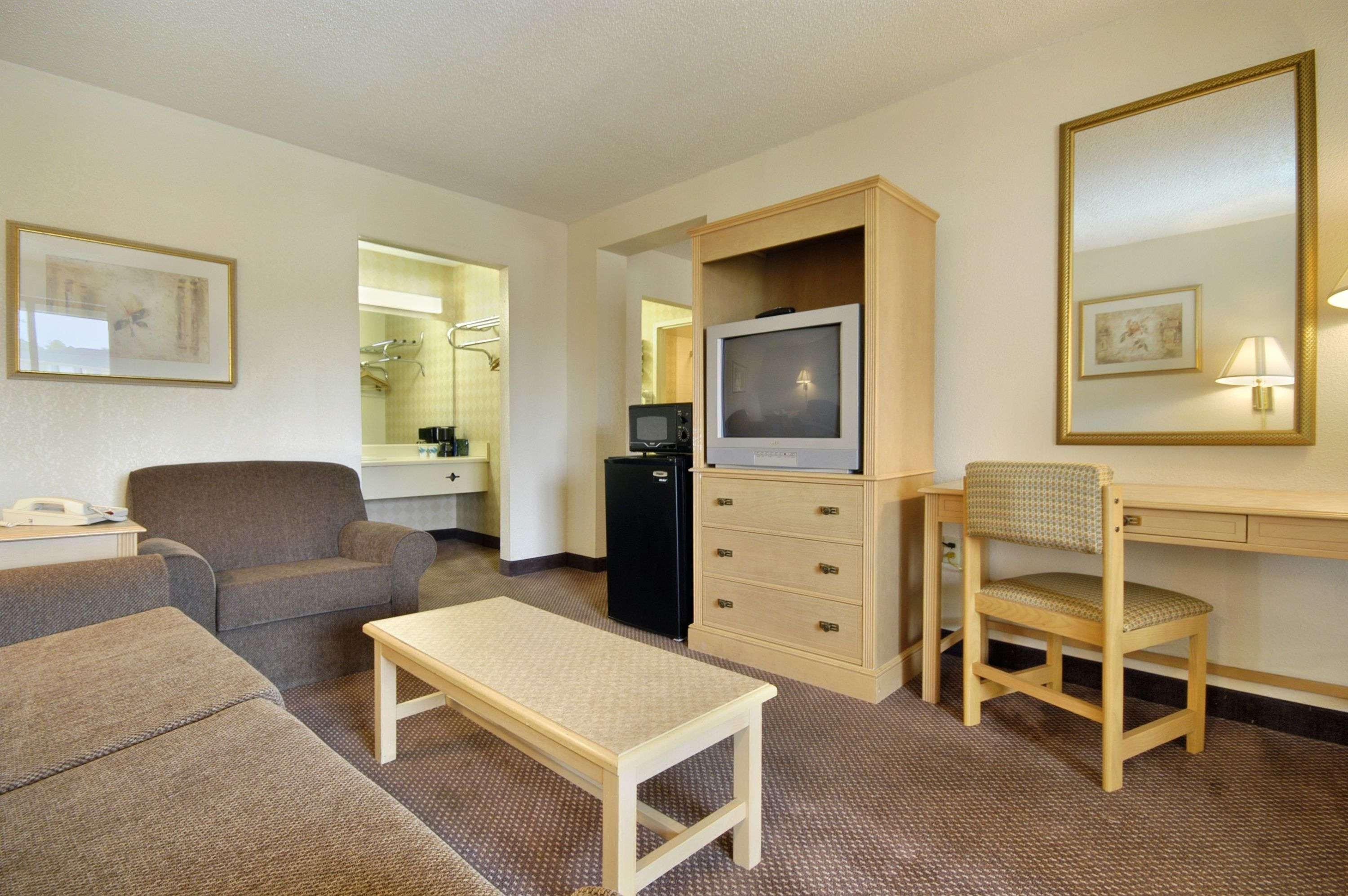 Days Inn and Suites Mobile — photo 4