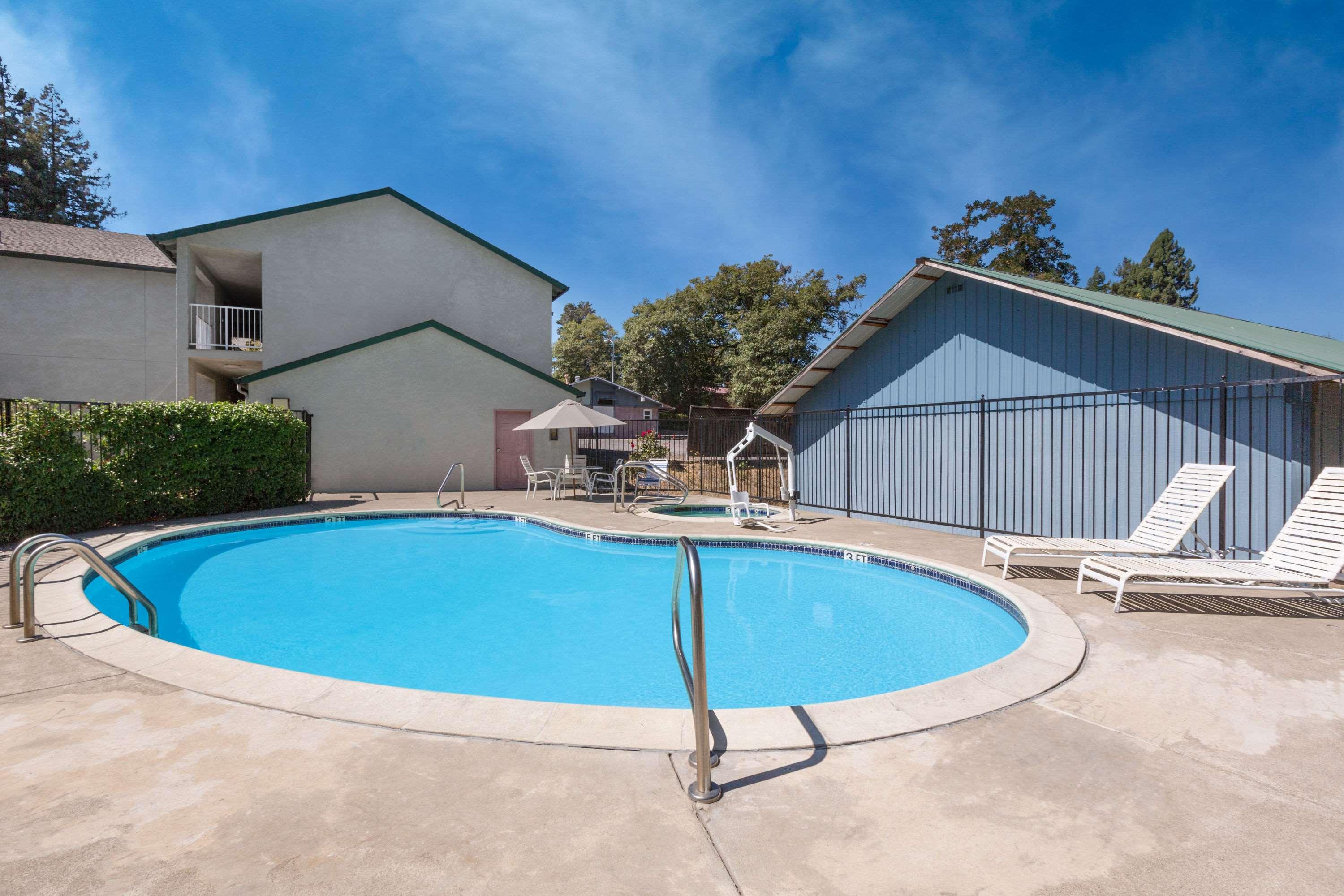 Super 8 by Wyndham Willits — photo 4