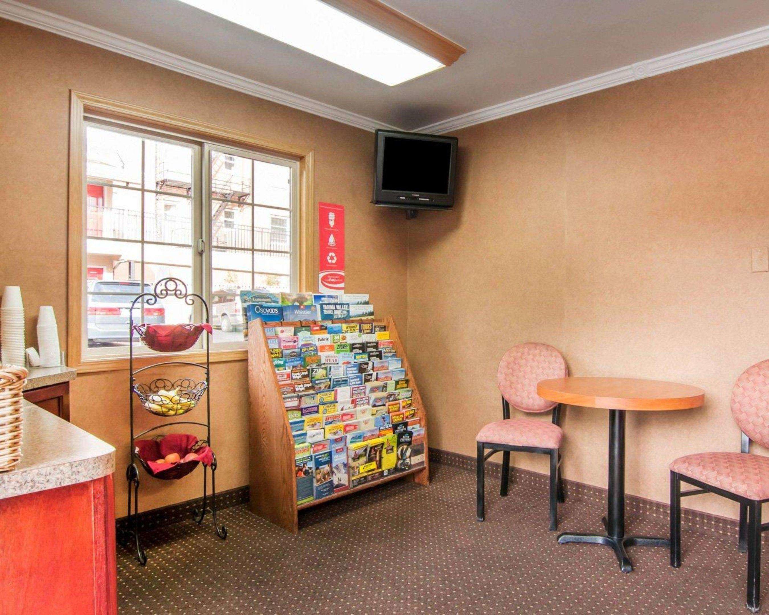 Econo Lodge City Center — photo 5