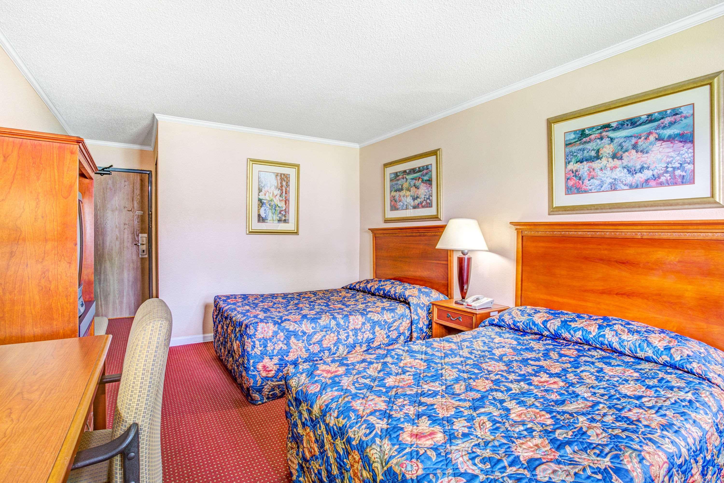 Super 8 by Wyndham Suffolk Tidewater — photo 5