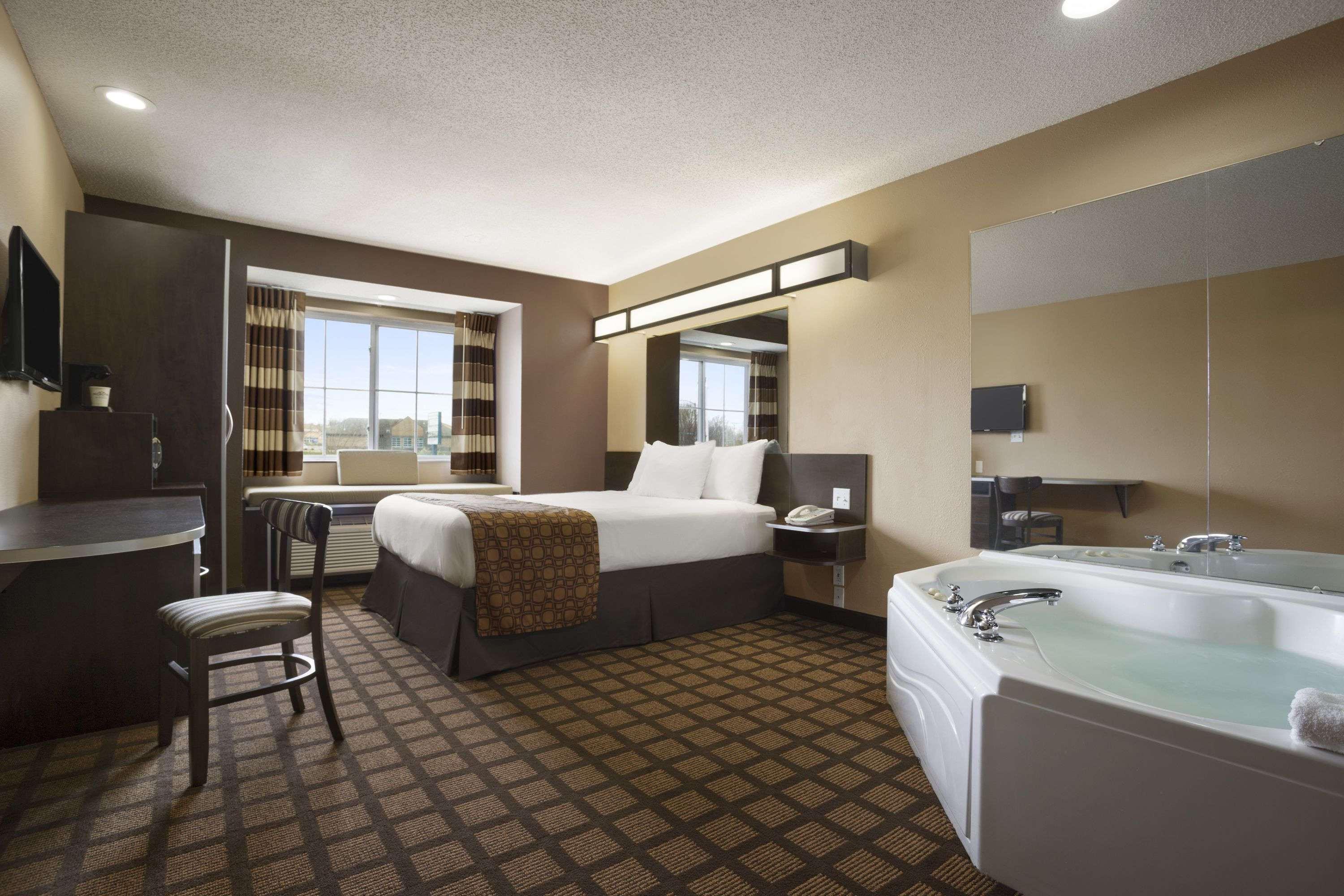 Microtel Inn & Suites Cedar Rapids / Marion — photo 4