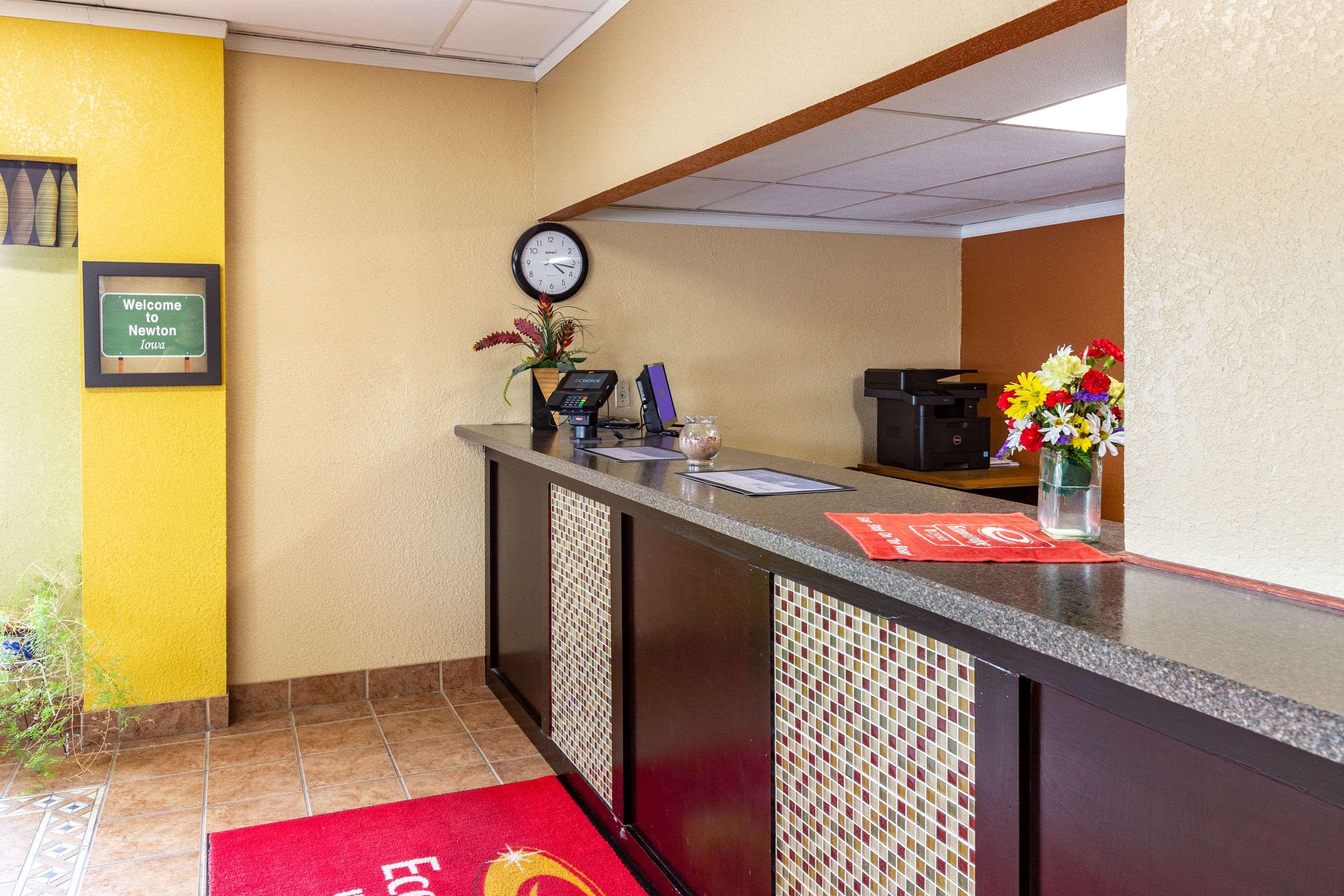 Econo Lodge Inn & Suites — photo 4