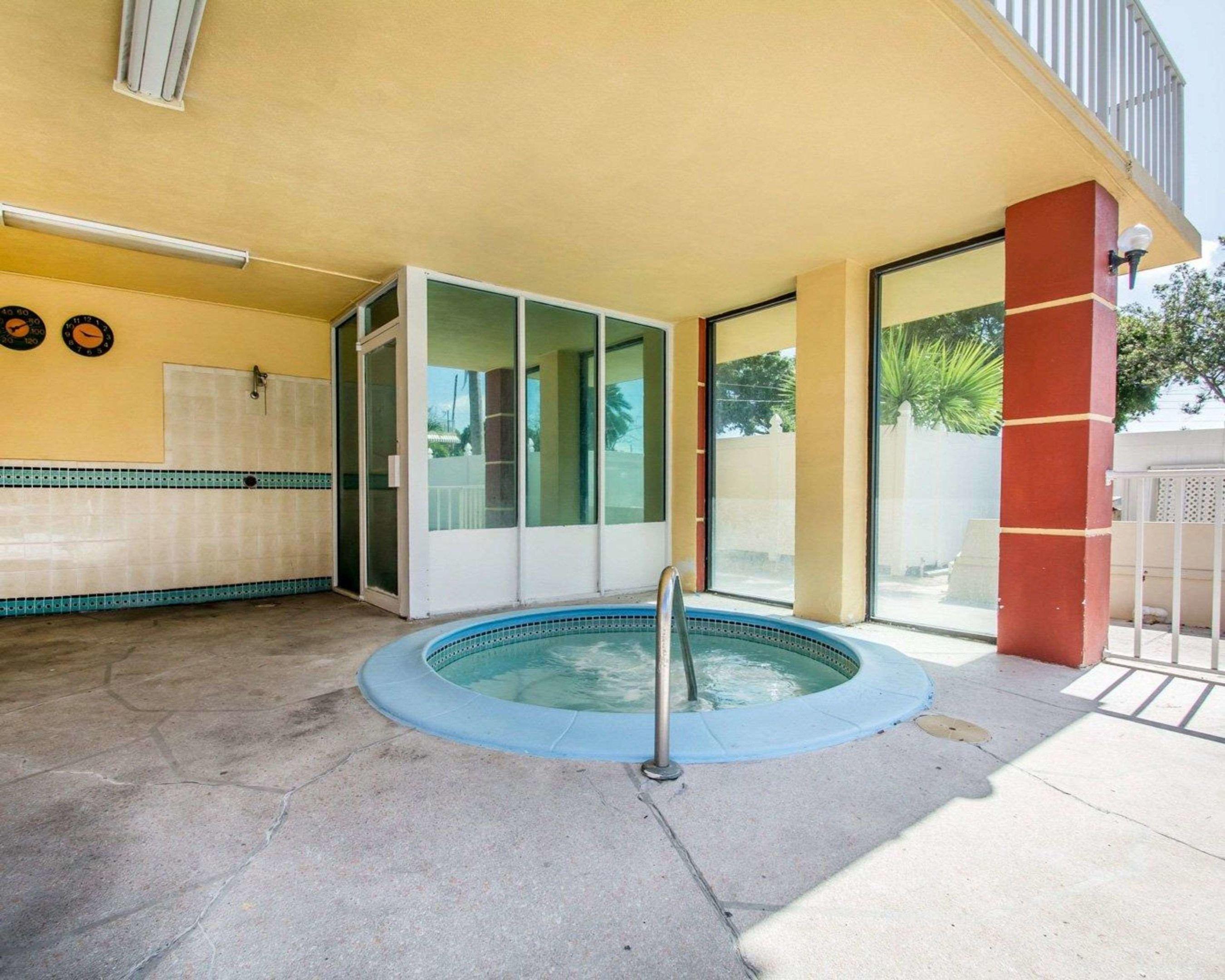 Quality Inn & Suites at Tropicana Field — photo 4