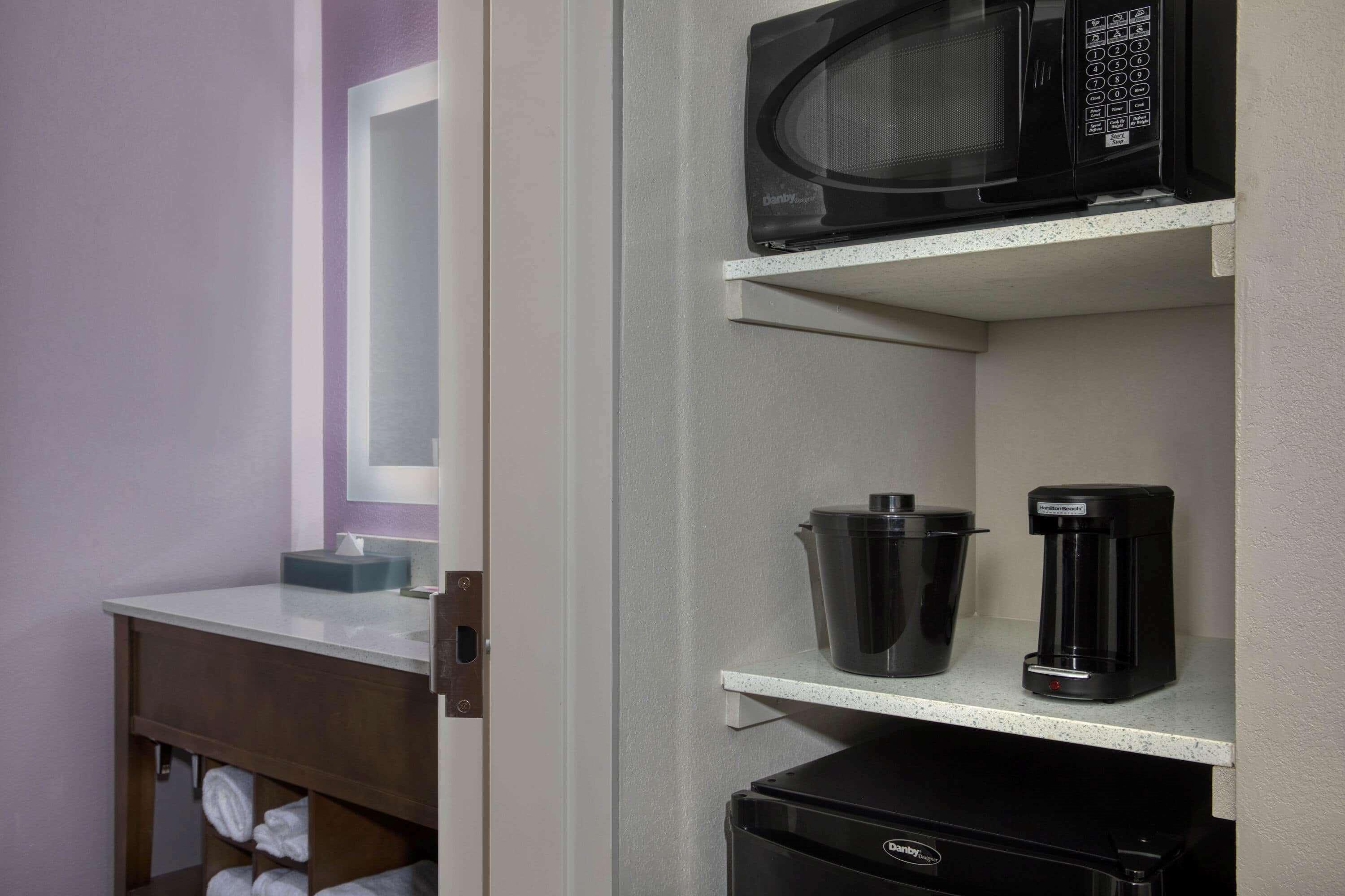 La Quinta Inn & Suites by Wyndham Perry — photo 4