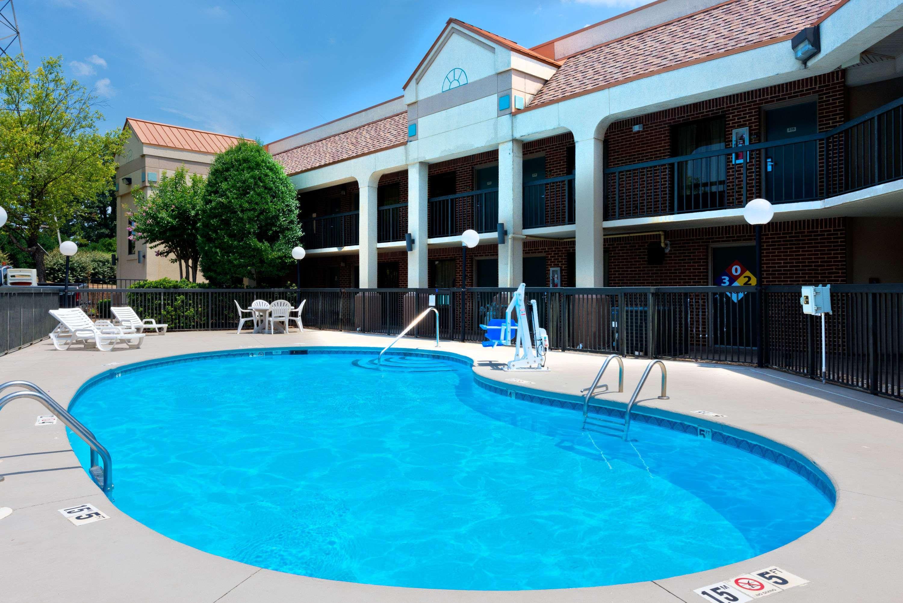 Super 8 by Wyndham Huntersville/Charlotte Area — photo 4