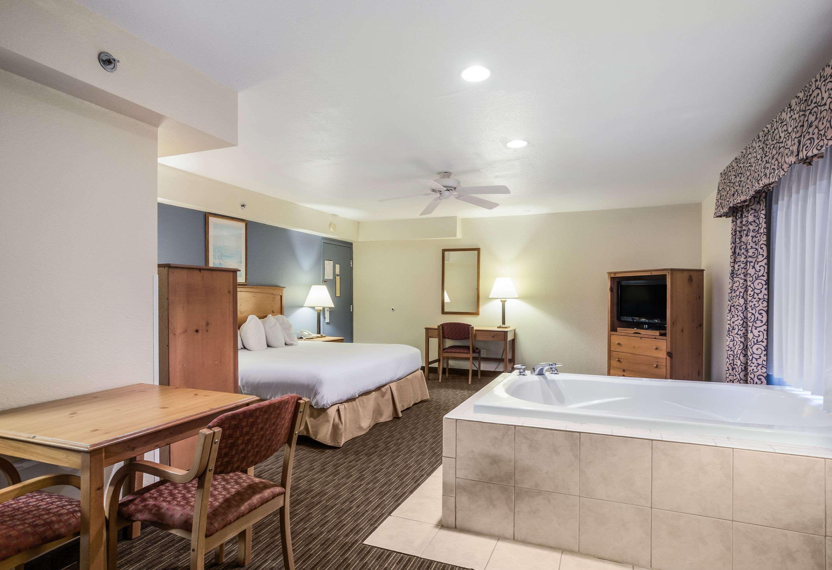 Rodeway Inn & Suites Mackinaw City - Bridgeview — photo 5