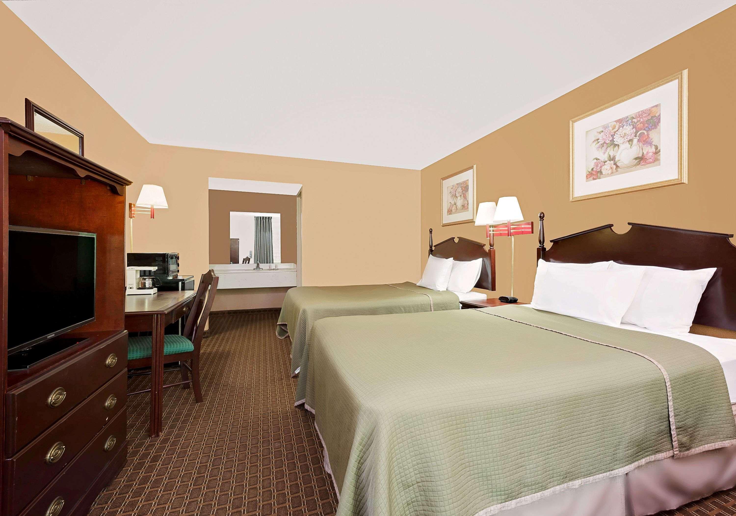 Howard Johnson Inn Cleveland — photo 4