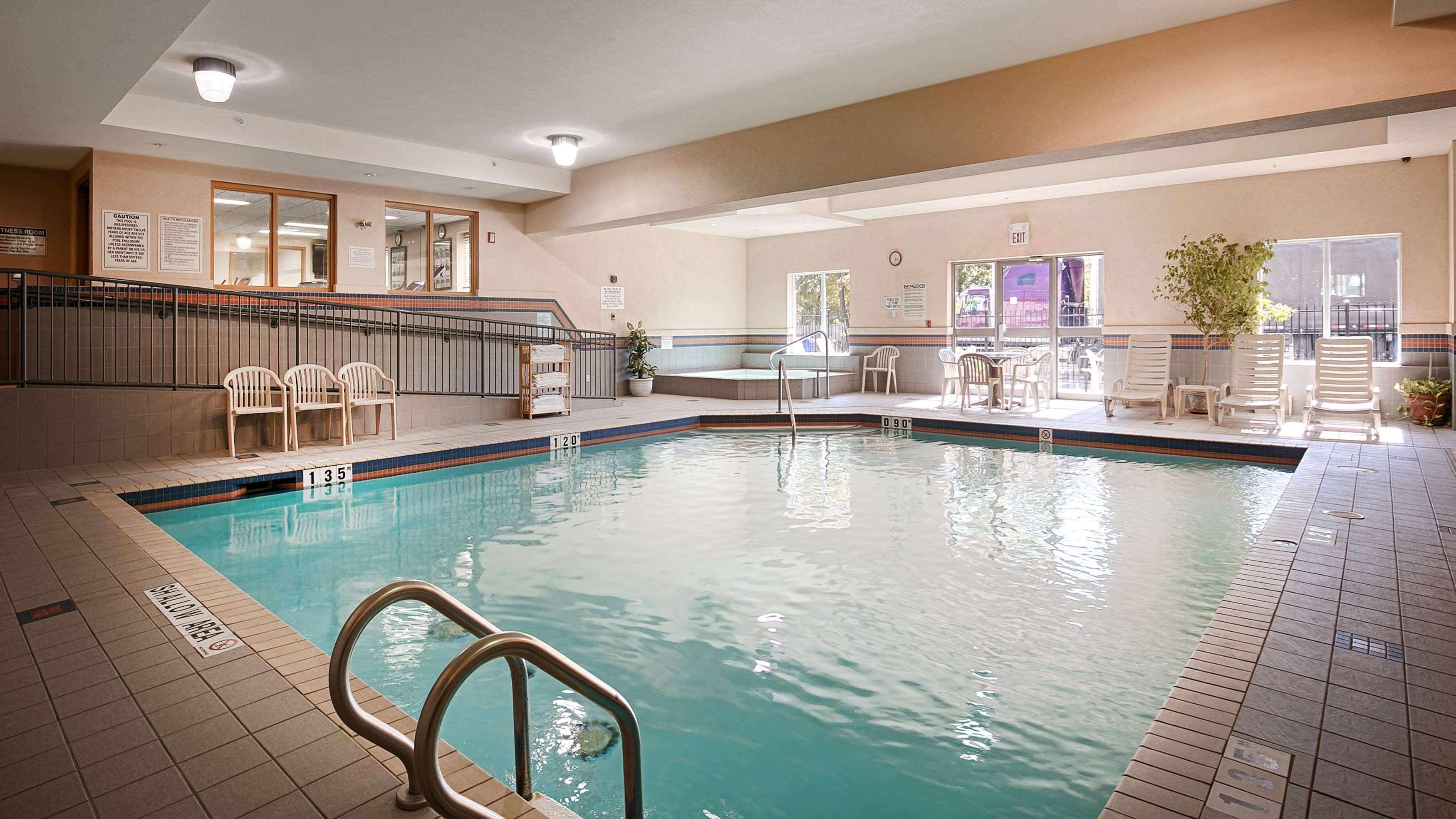 Best Western Plus Burlington Inn & Suites — photo 3