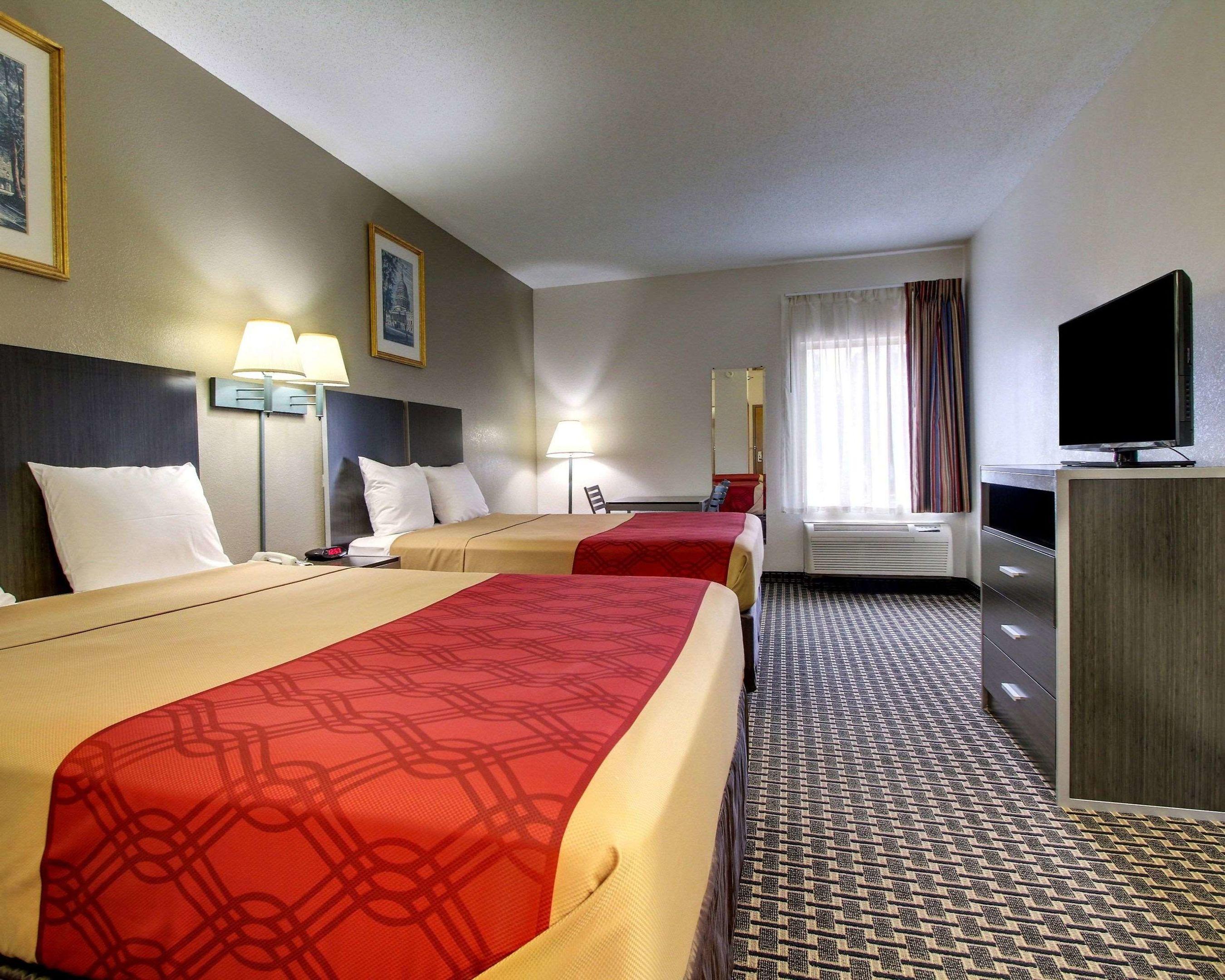 Econo Lodge Inn & Suites — photo 5