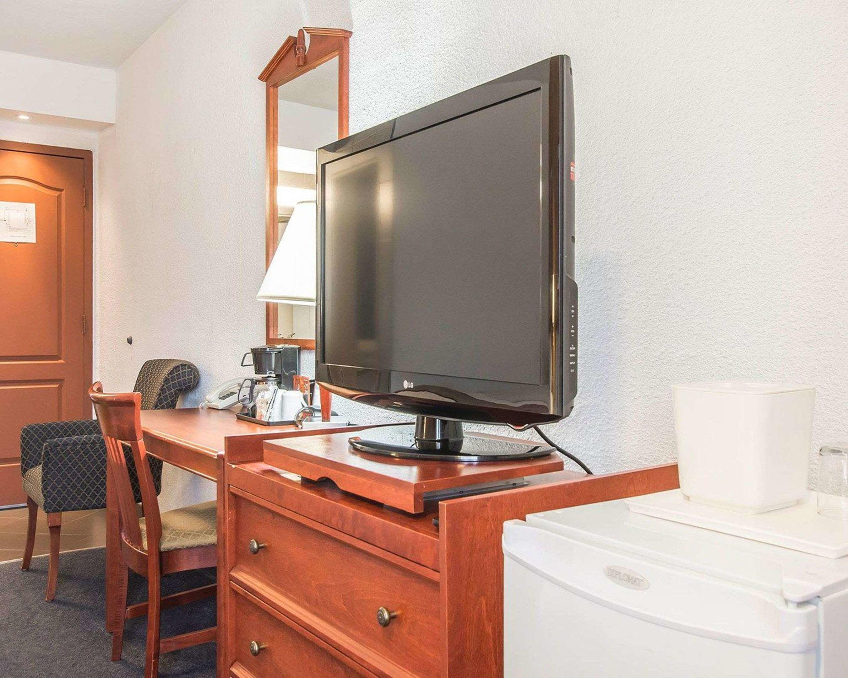 Econo Lodge Forestville — photo 4