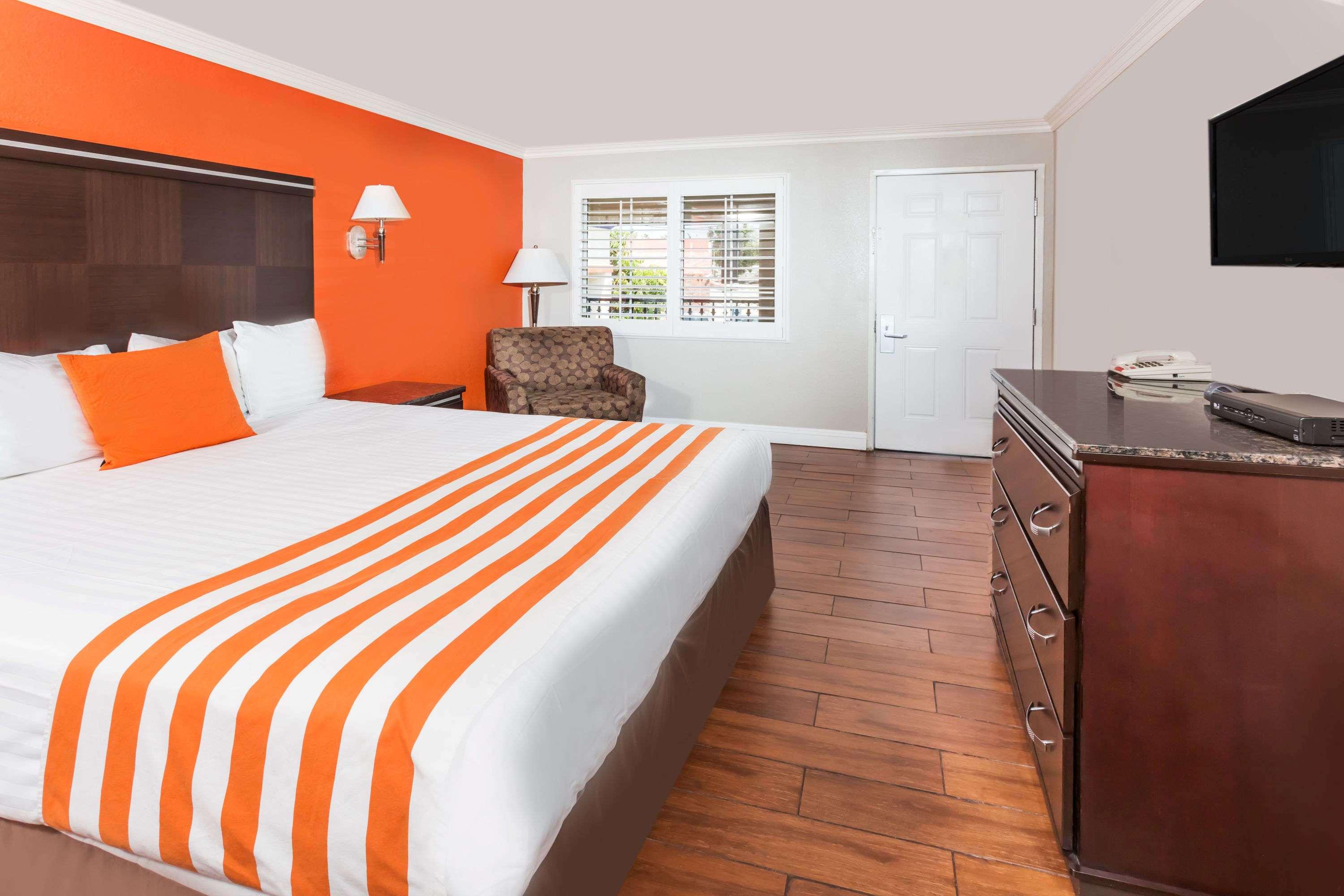 Howard Johnson by Wyndham Orange Hotel & Suites — photo 3