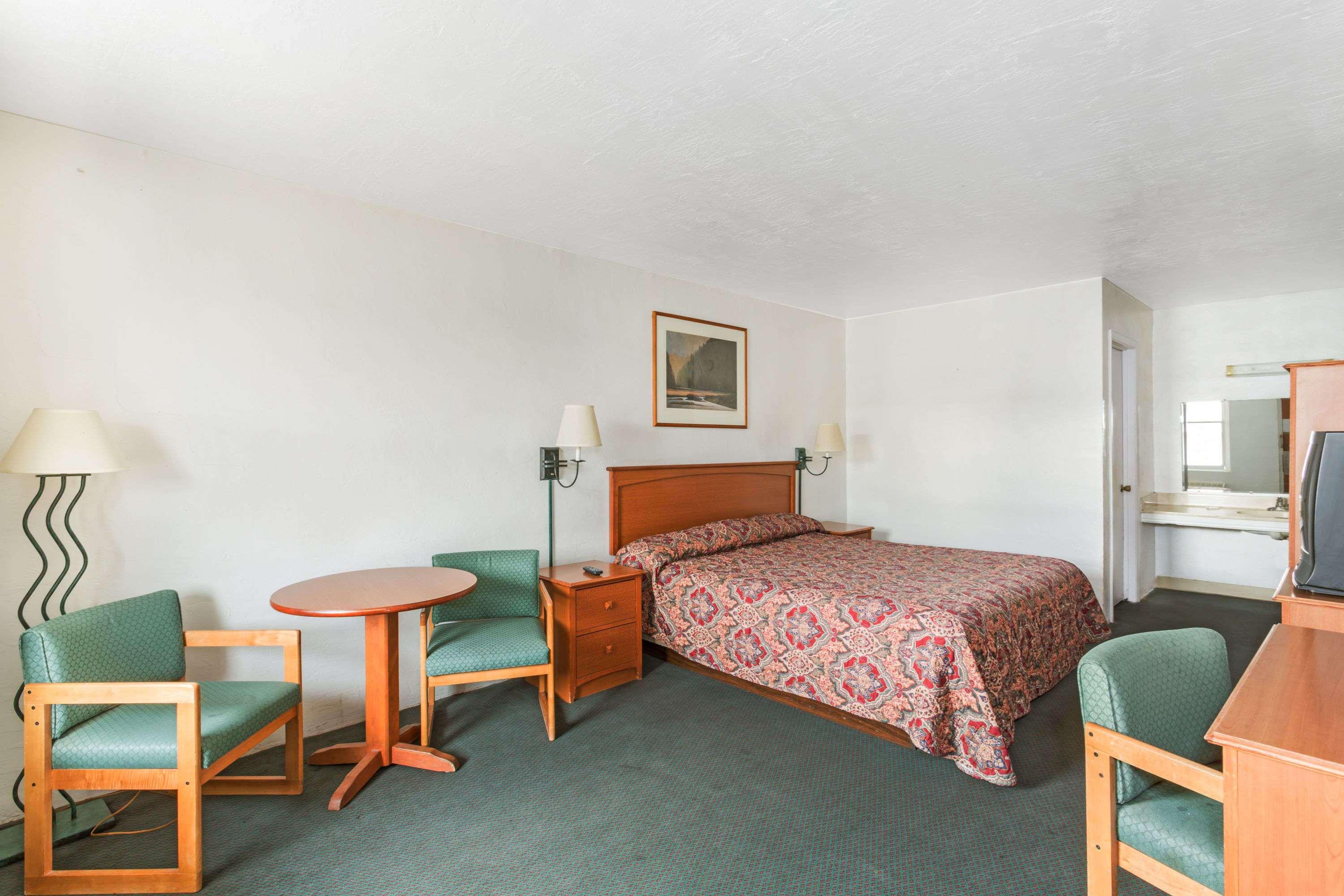 Knights Inn Wendover — photo 4