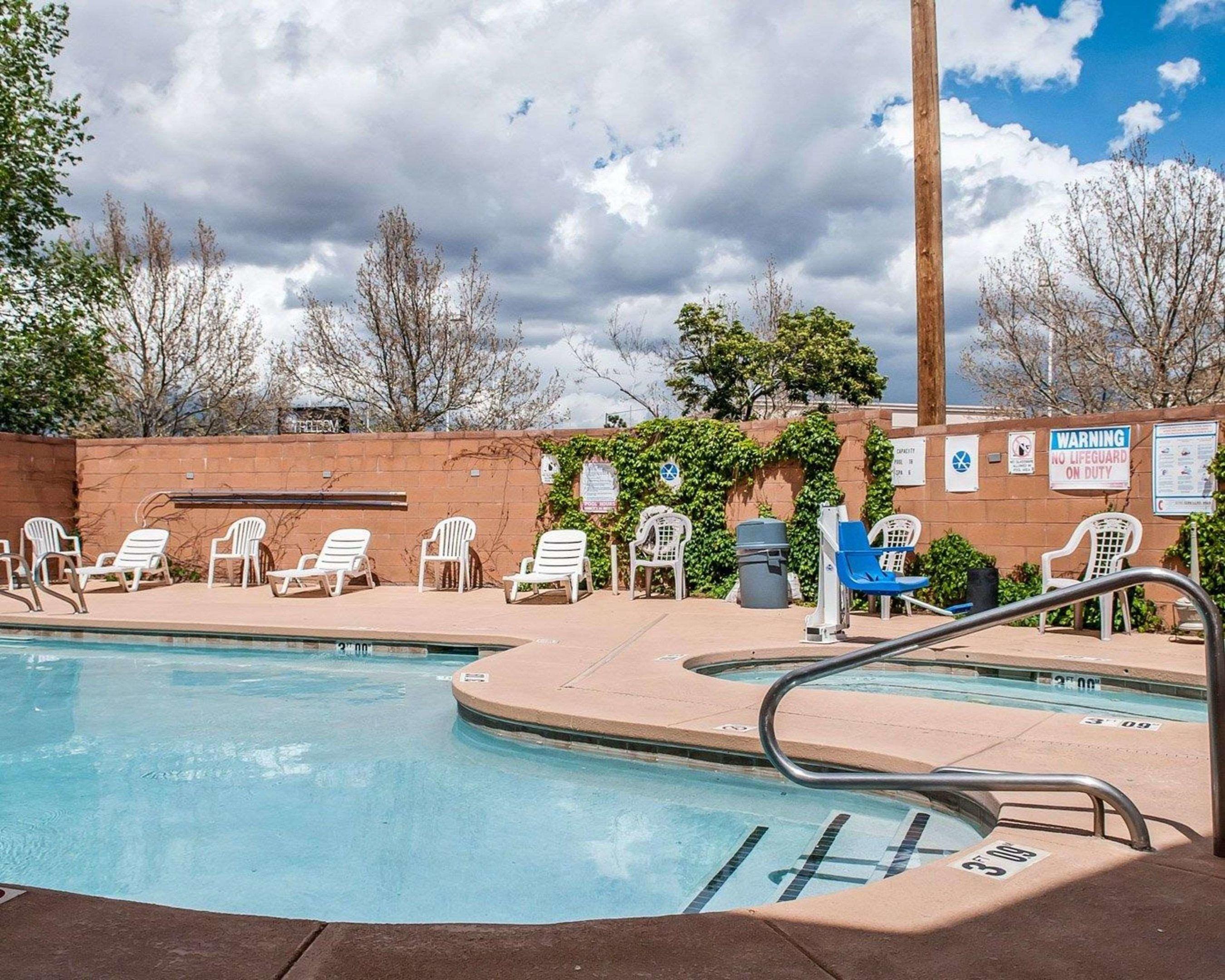 Econo Lodge Inn & Suites — photo 4