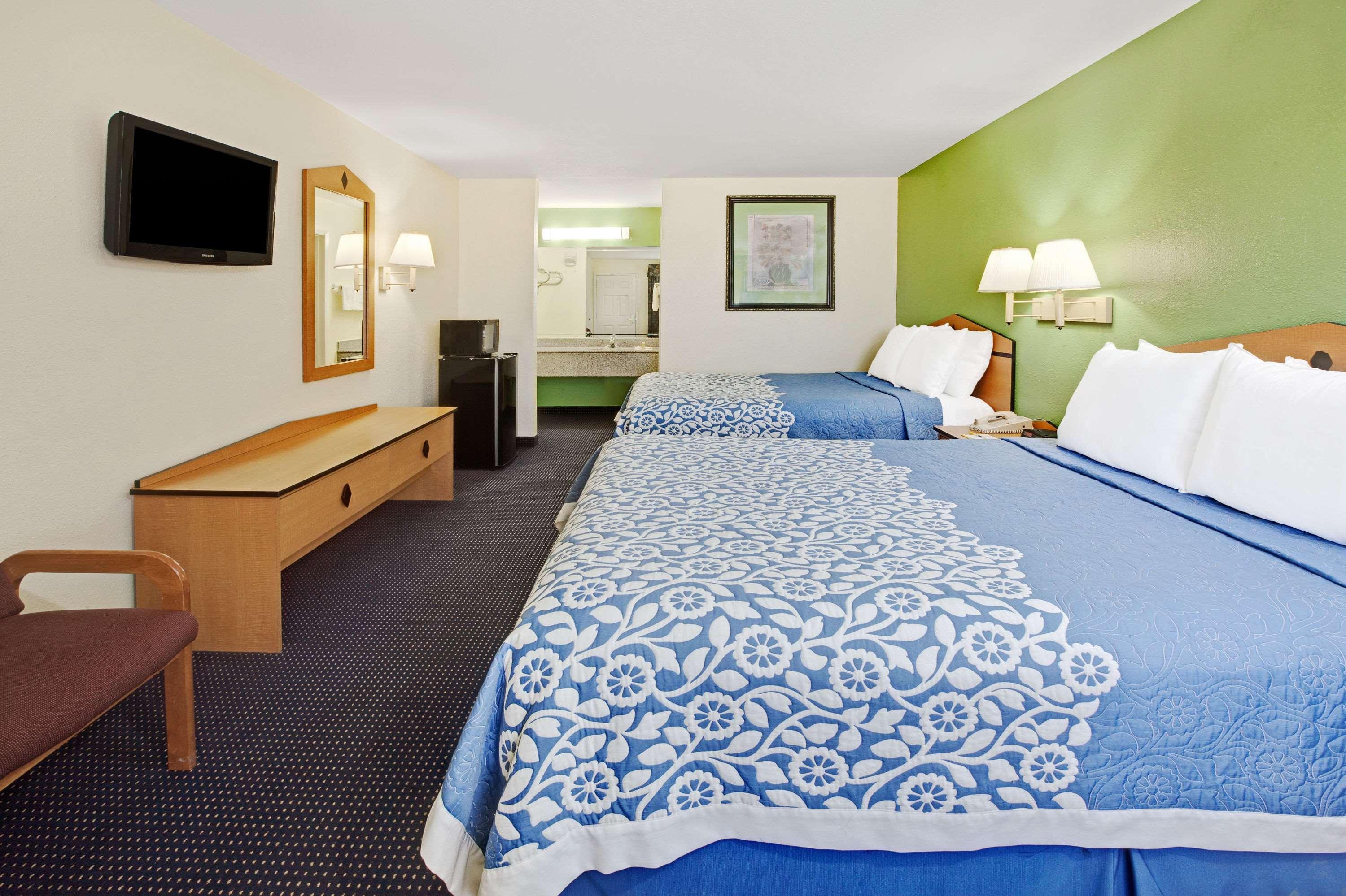 Days Inn Baytown — photo 3