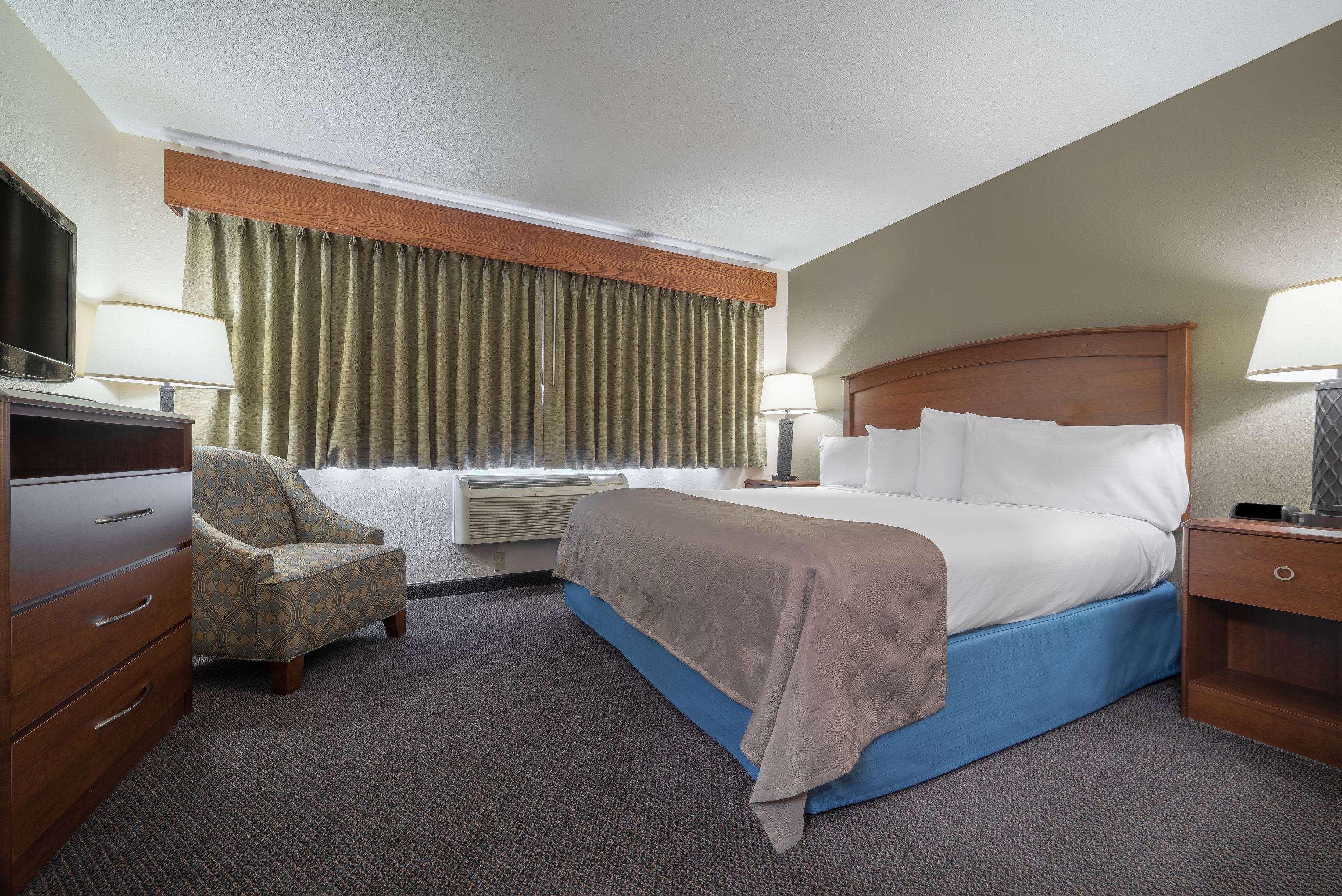 AmericInn Lodge & Suites Hutchinson — photo 5