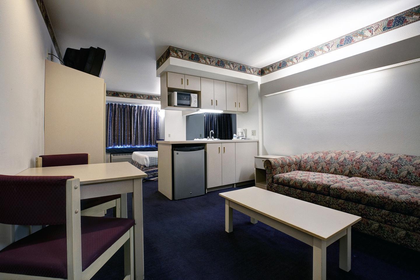 Americas Best Value Inn & Suites Racine — photo 3