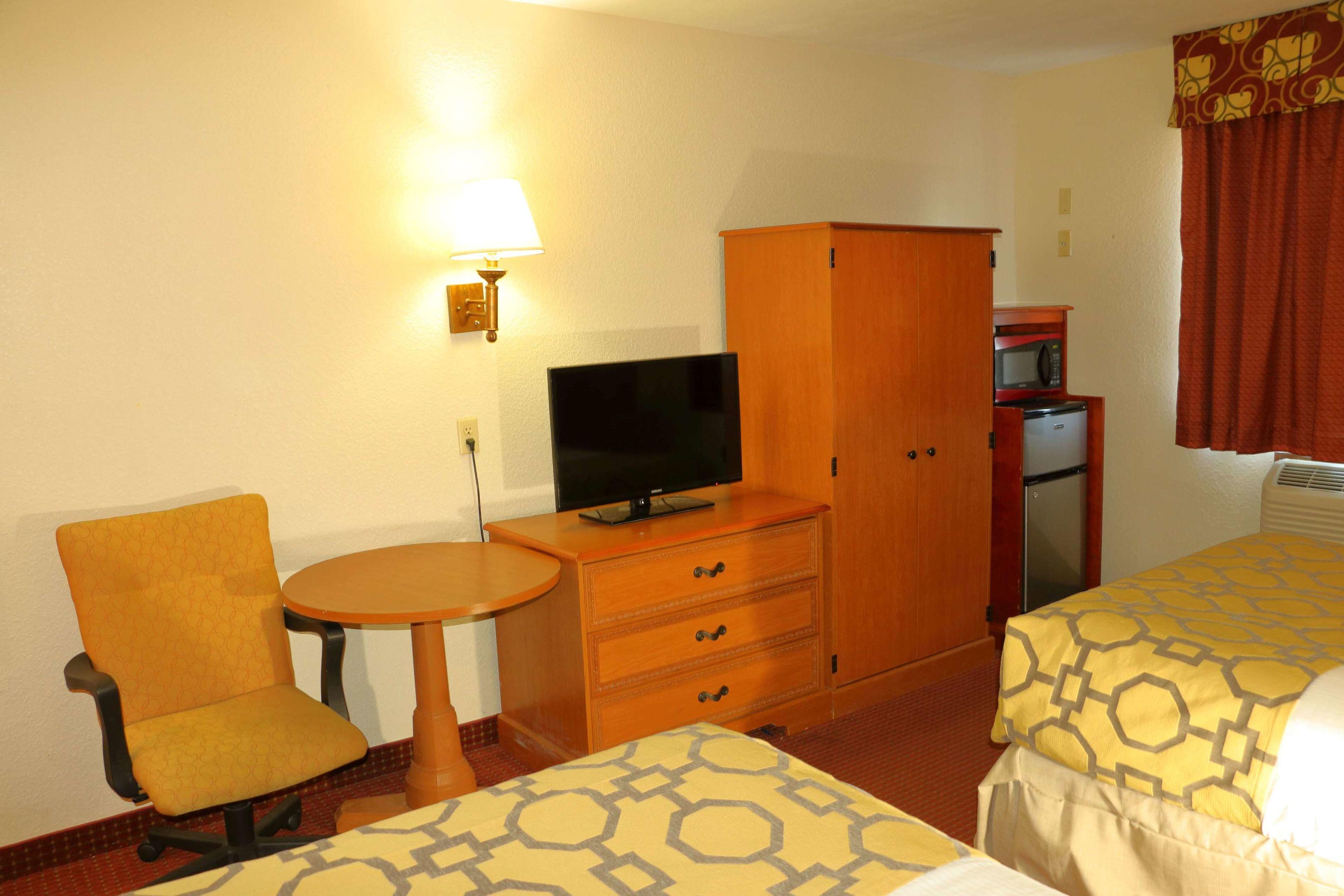 Baymont Inn & Suites Perrysburg — photo 5