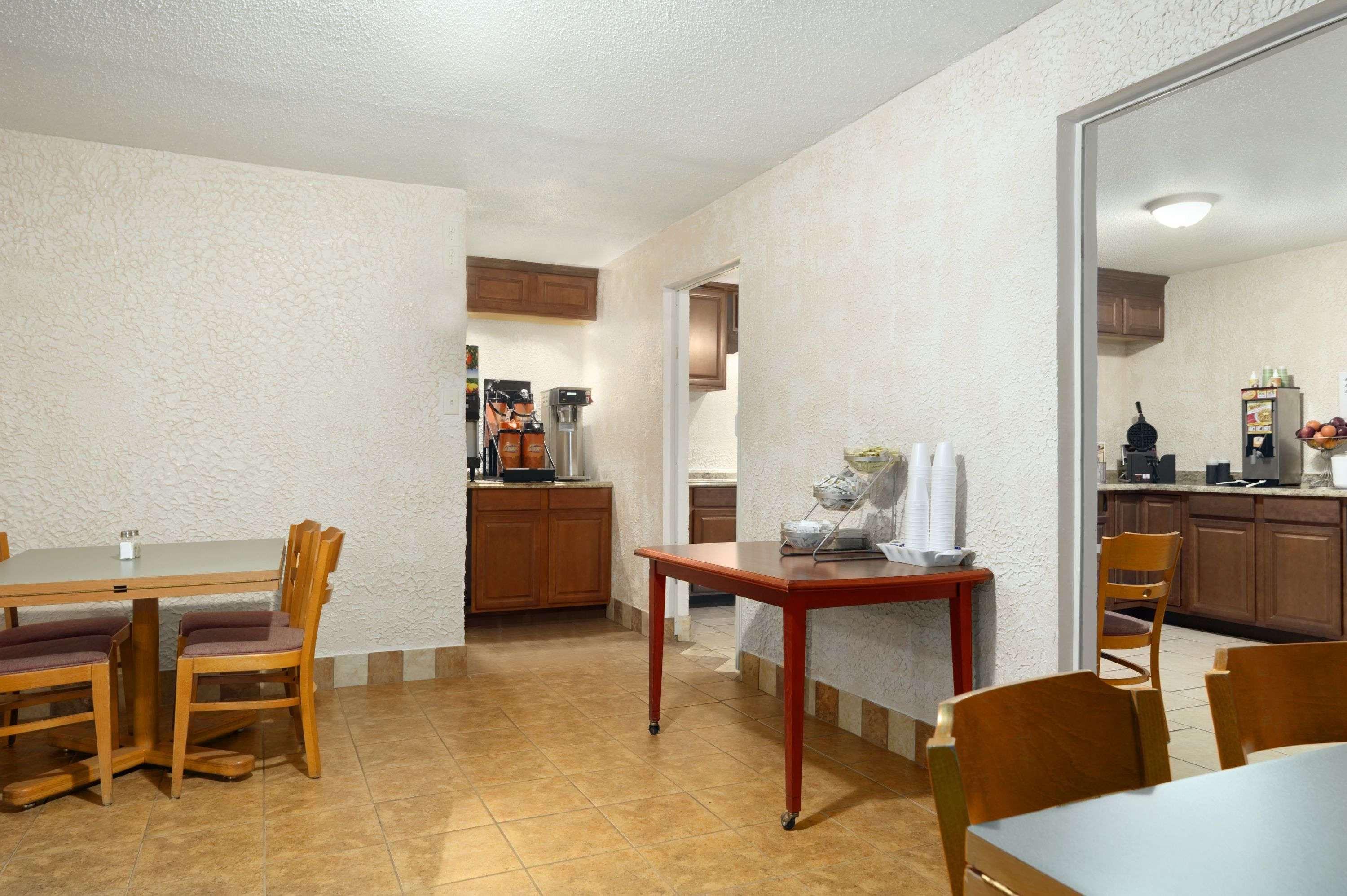 Days Inn by Wyndham Brunswick/St. Simons Area — photo 3