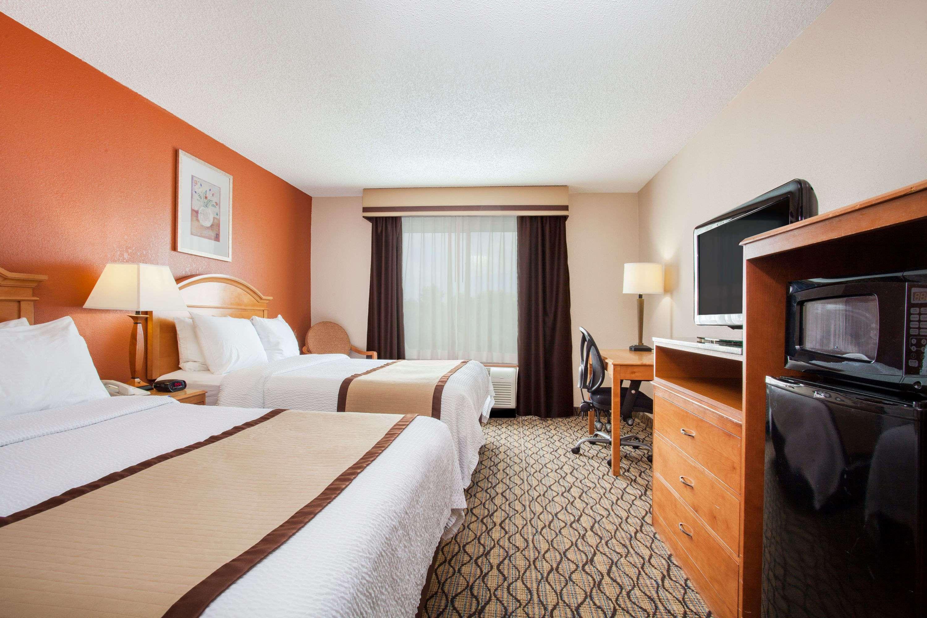 Baymont Inn & Suites Madison Heights Detroit Area — photo 4