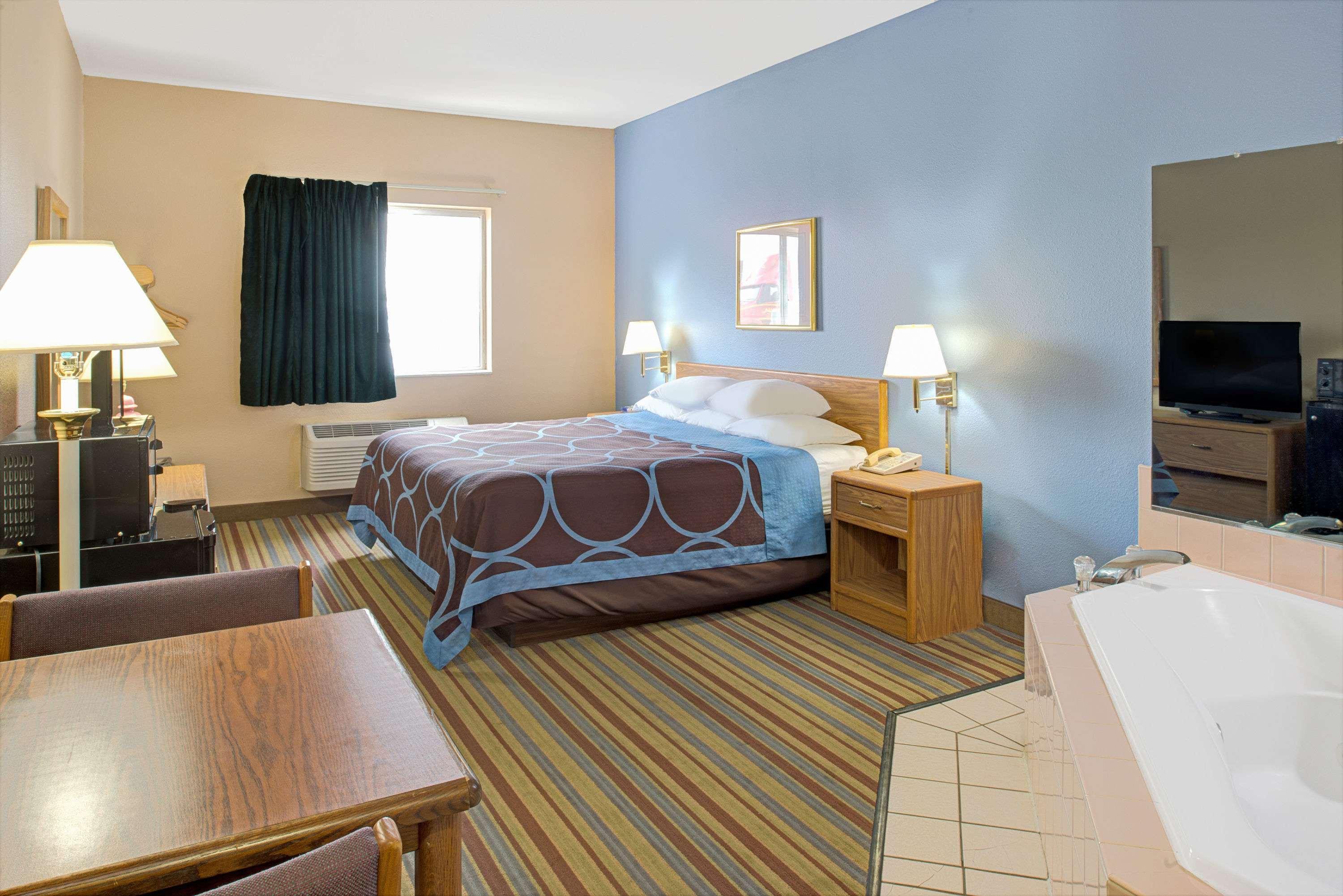 Super 8 by Wyndham Pontoon Beach IL/St. Louis MO Area — photo 5