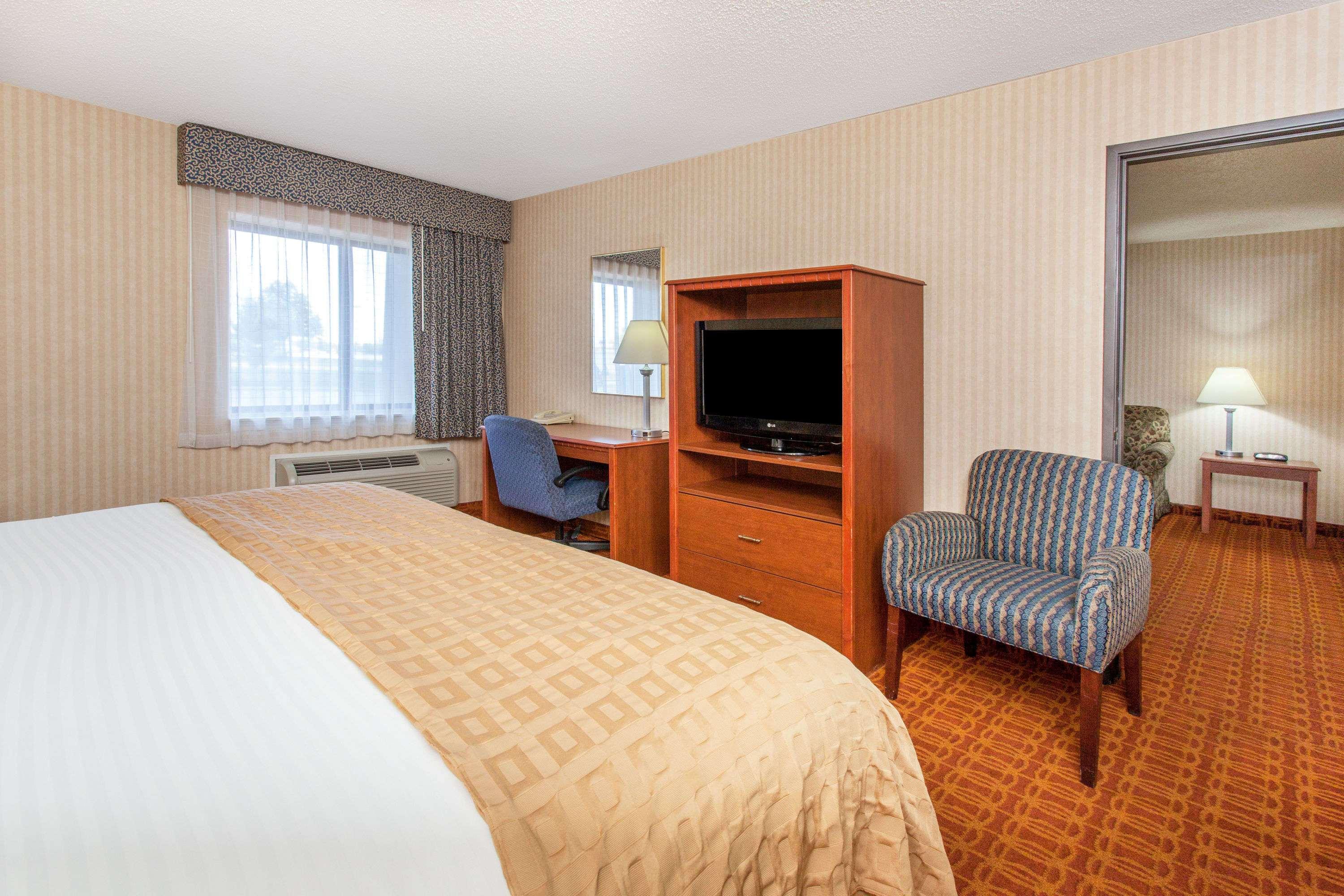 Baymont Inn and Suites Detroit/Roseville — photo 4