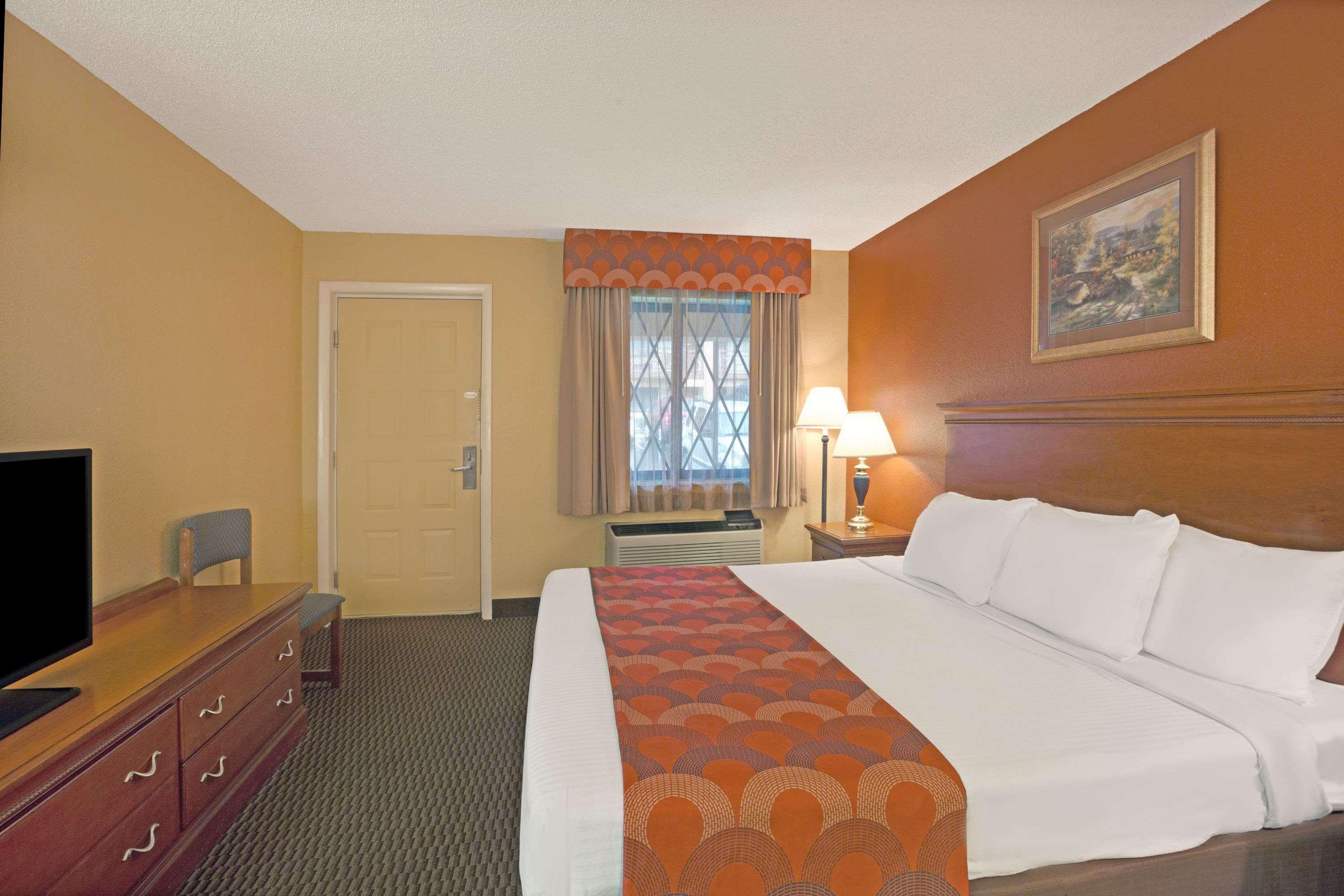 Super 8 by Wyndham Downtown Gatlinburg at Convention Center — photo 5
