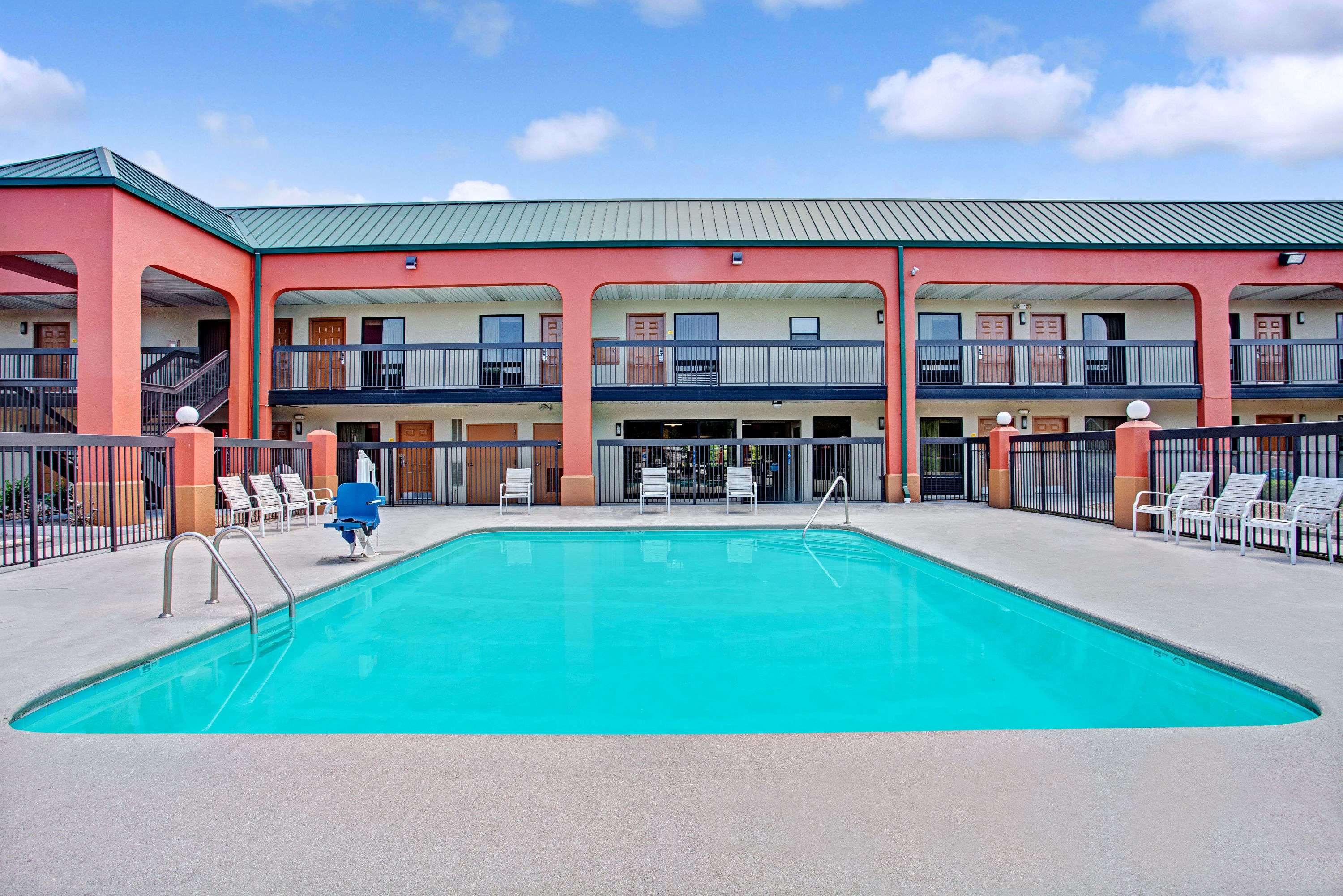 Super 8 by Wyndham Knoxville East — photo 3