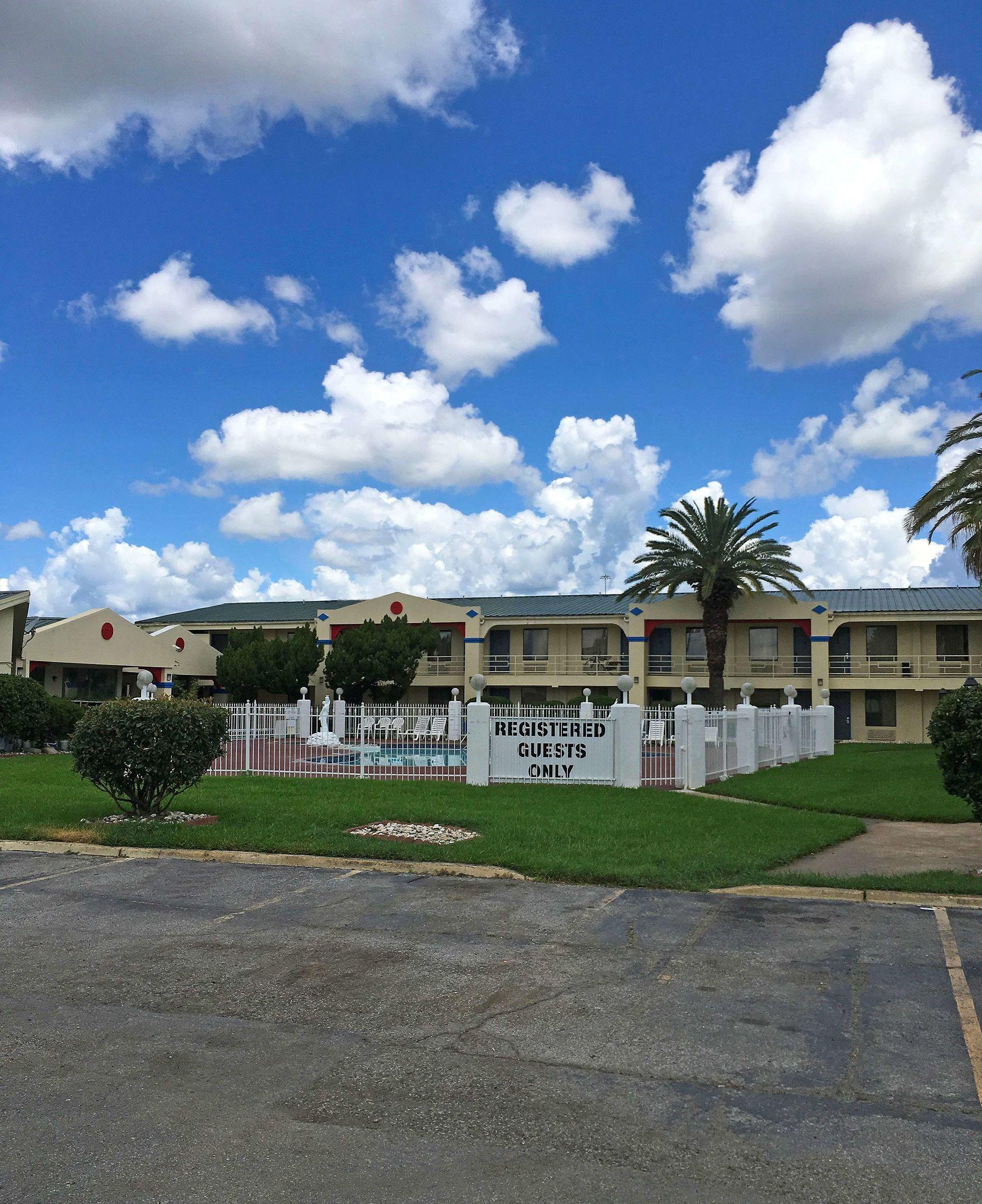 Americas Best Value Inn - Beaumont / I-10 — photo 3