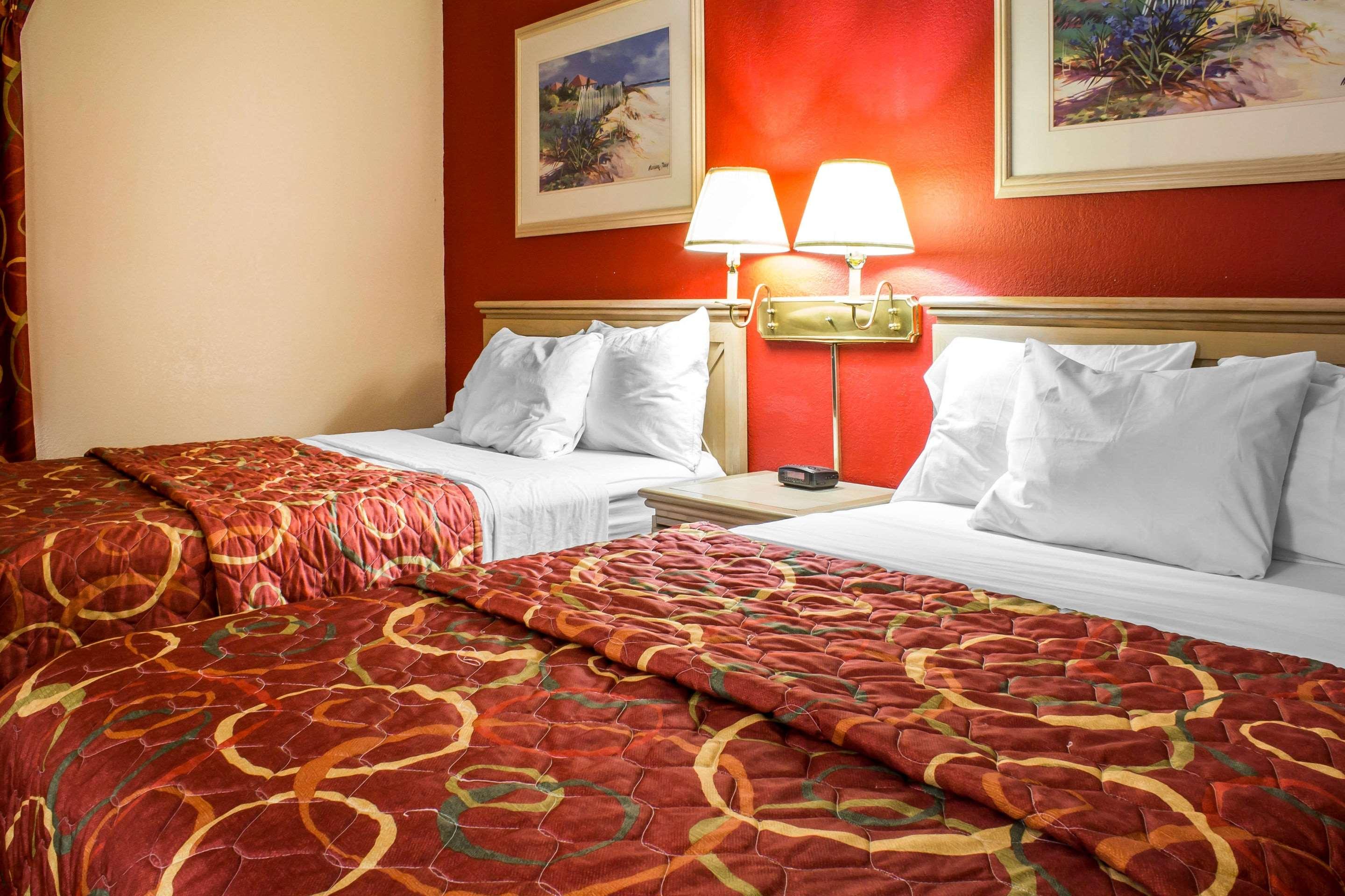 Econo Lodge  Inn & Suites — photo 3