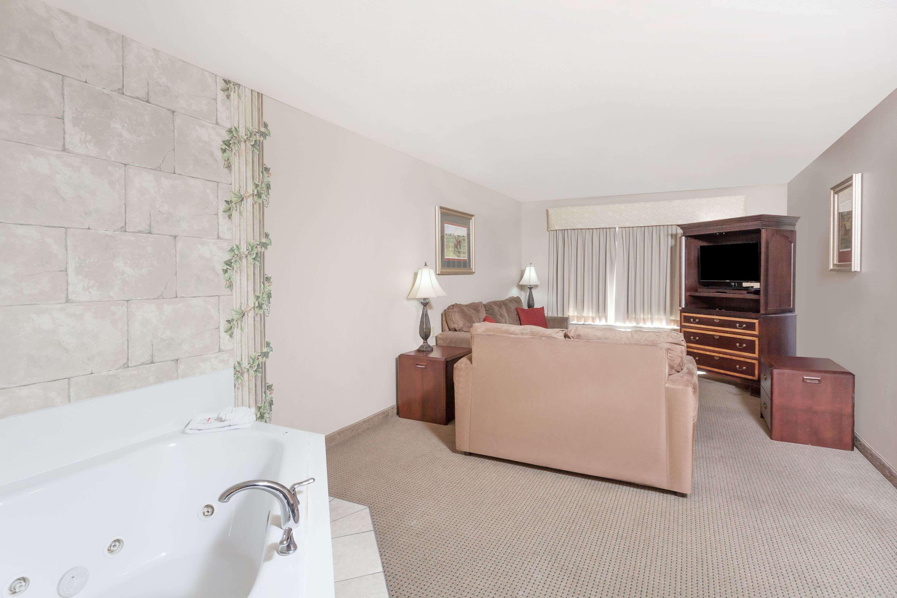 Ramada by Wyndham Shelbyville/Louisville East — photo 4