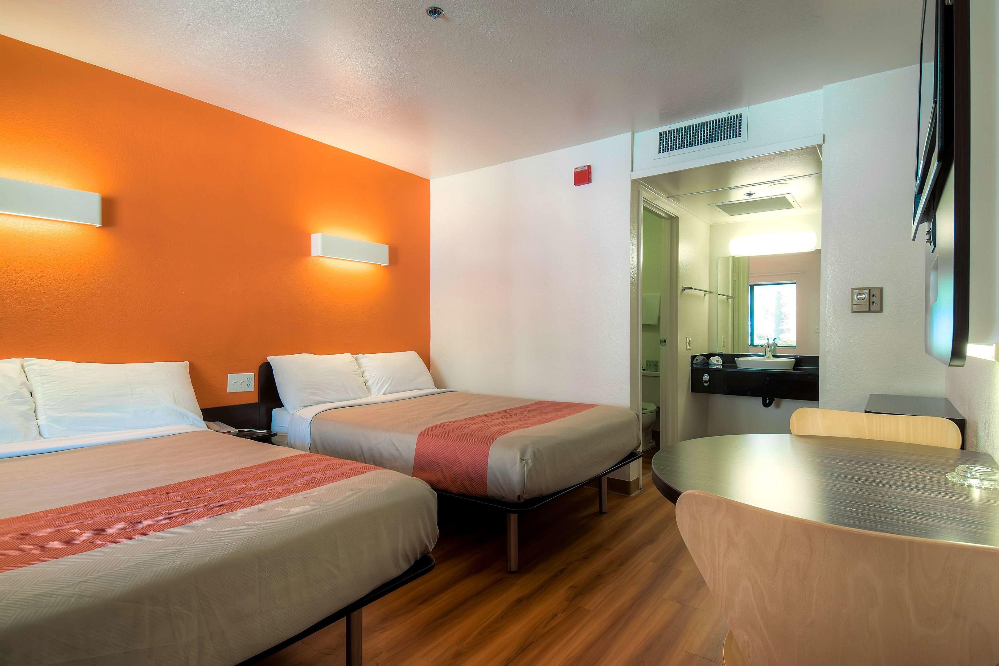 Motel 6 Palm Springs Downtown — photo 4