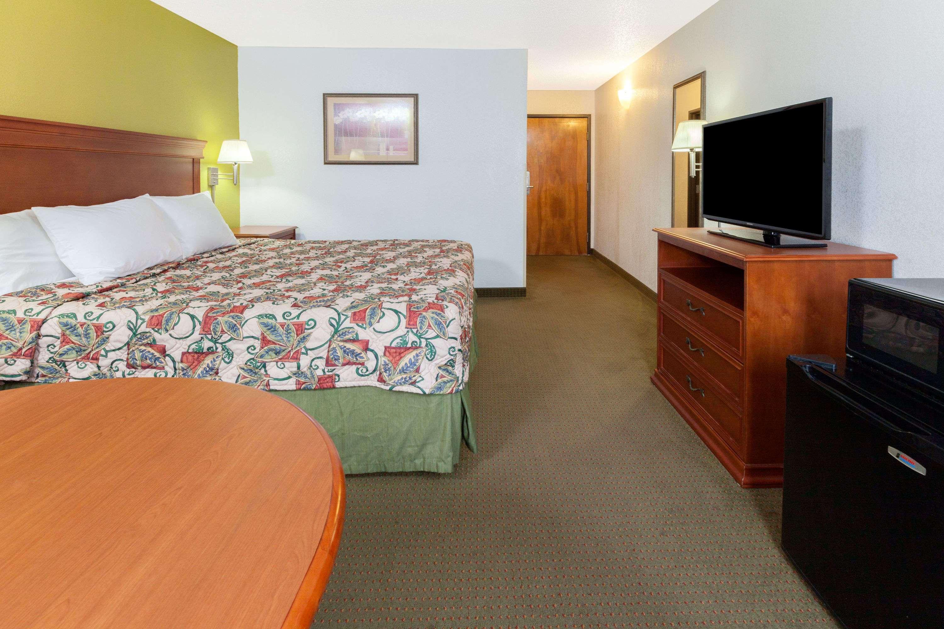 Days Inn by Wyndham Shawnee — photo 4