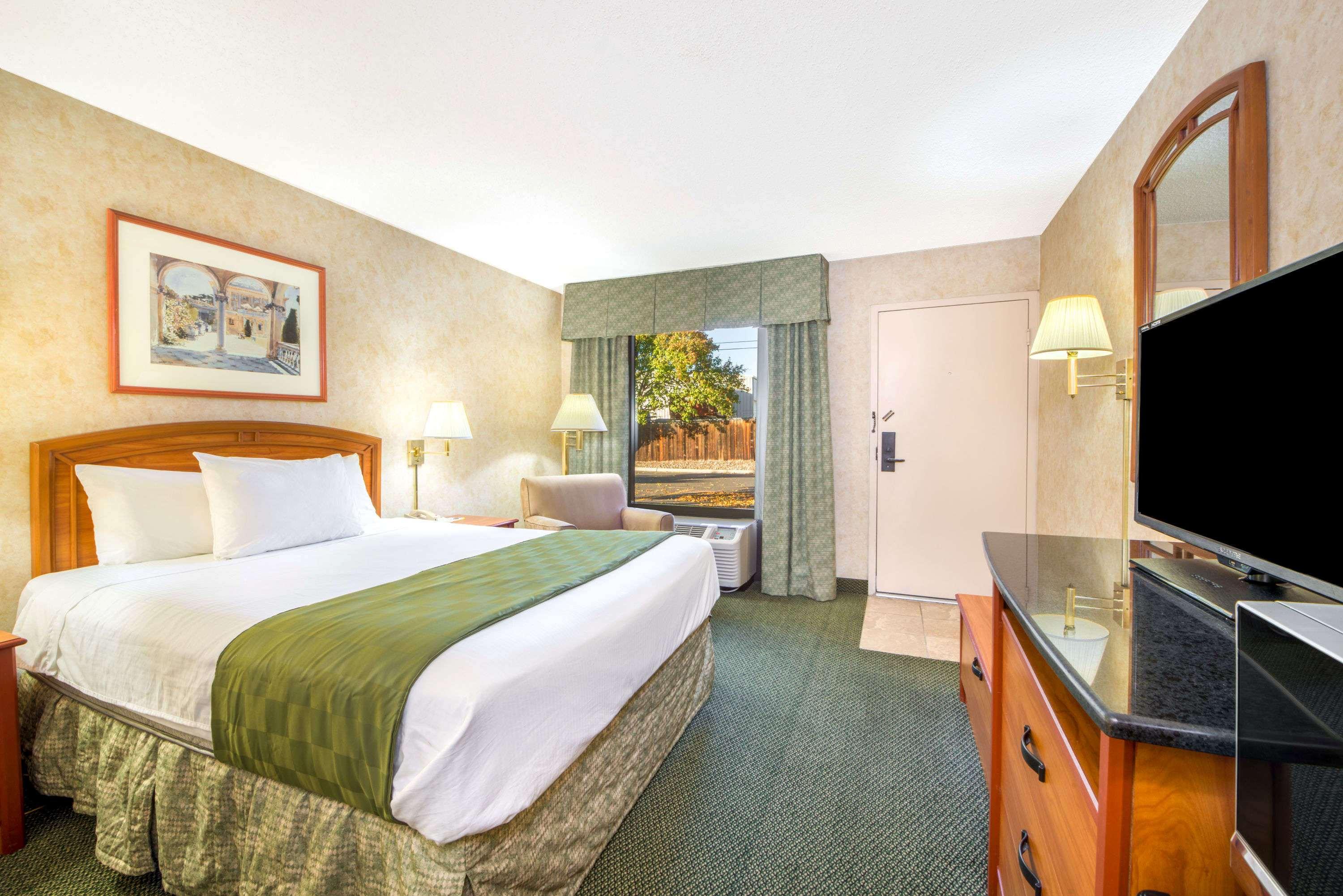Days Inn & Suites Albuquerque North — photo 4