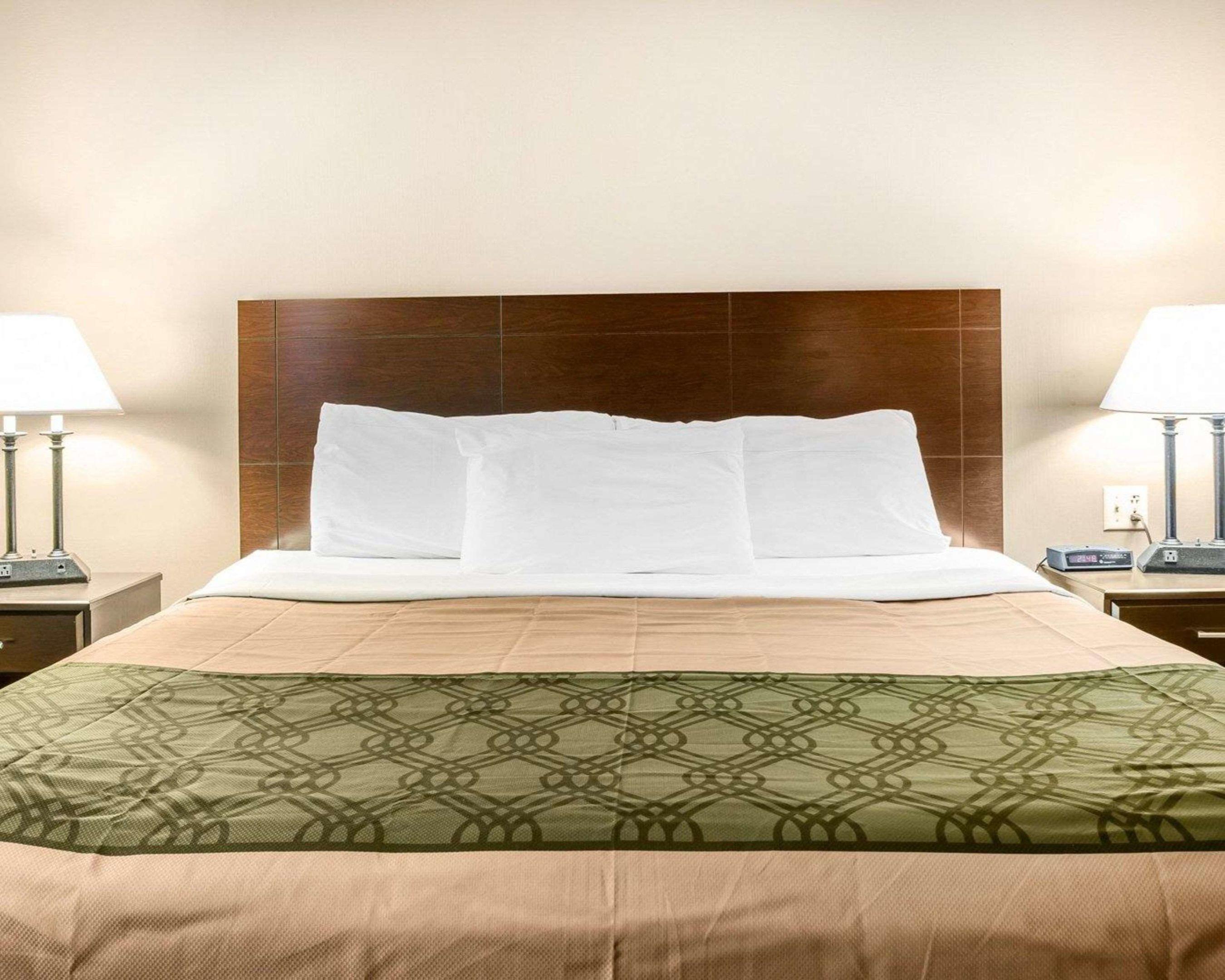 Econo Lodge Inn & Suites Munising Area — photo 4