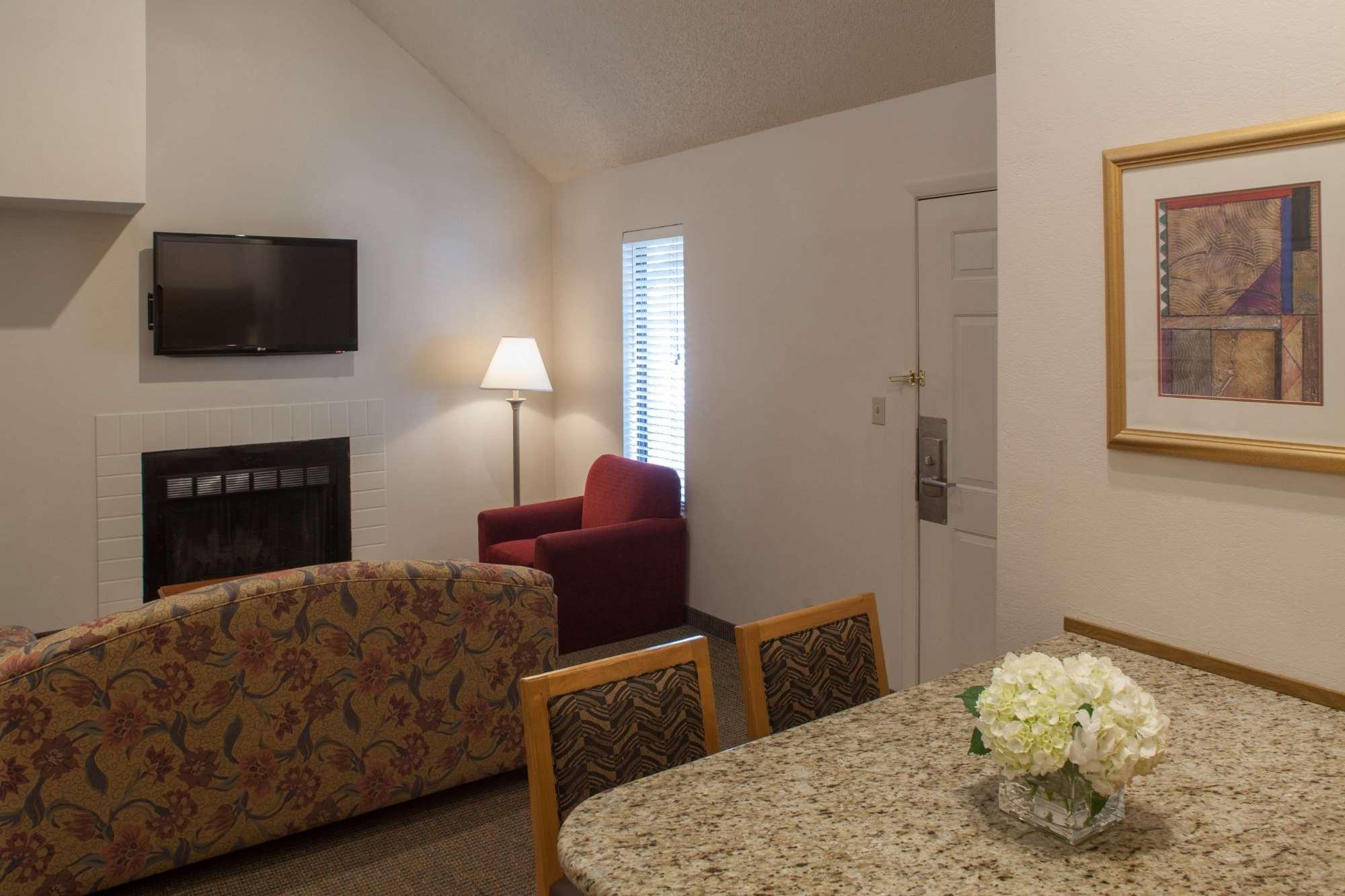 Cloverleaf Suites Lincoln — photo 4