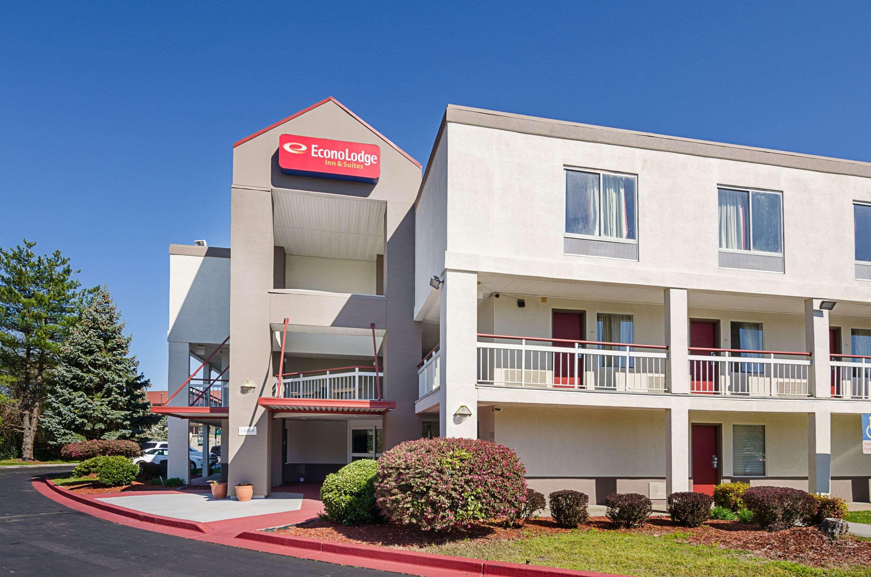 Econo Lodge Inn & Suites — photo 4