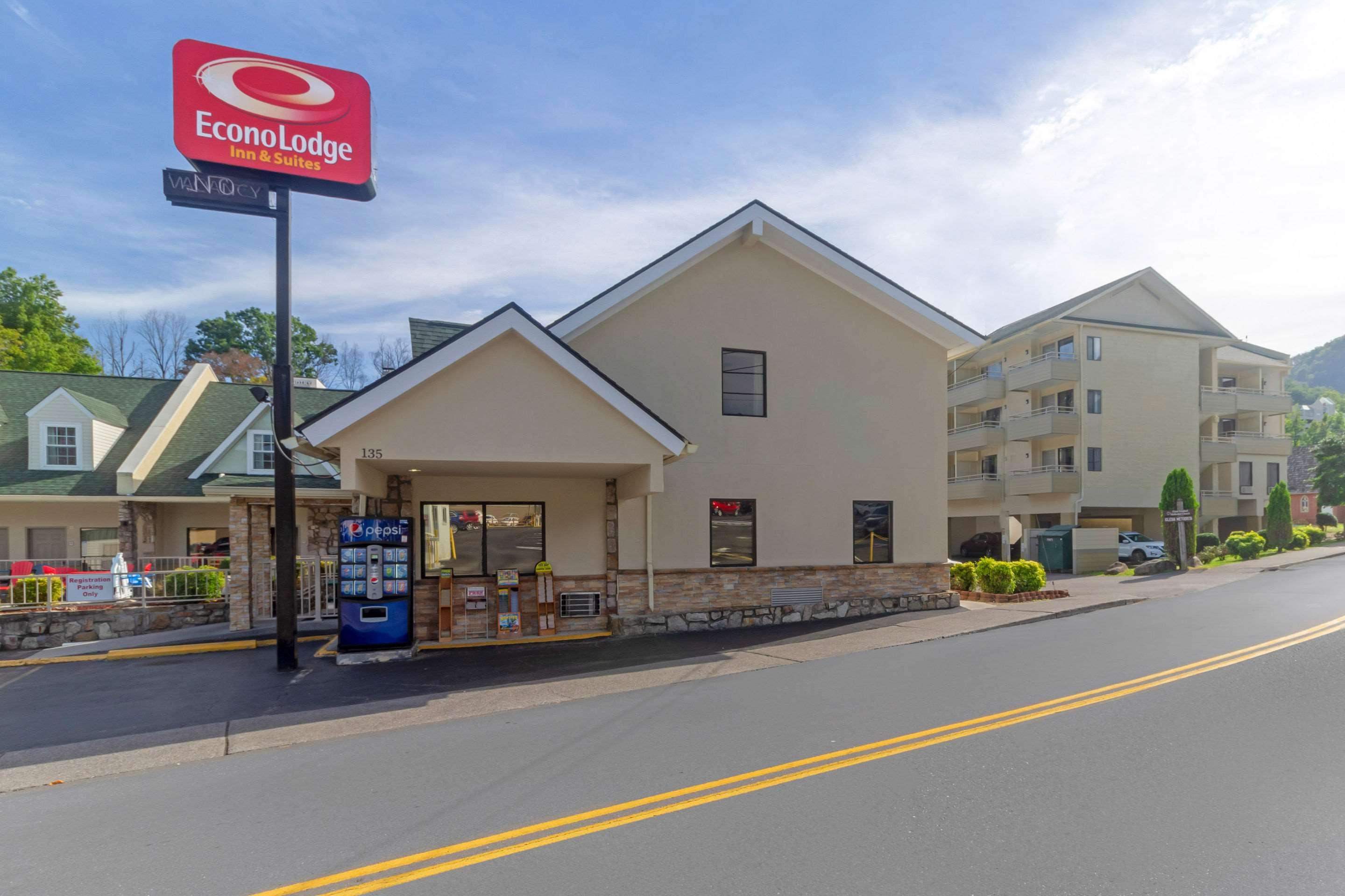 Econo Lodge Inn & Suites at the Convention Center — photo 3