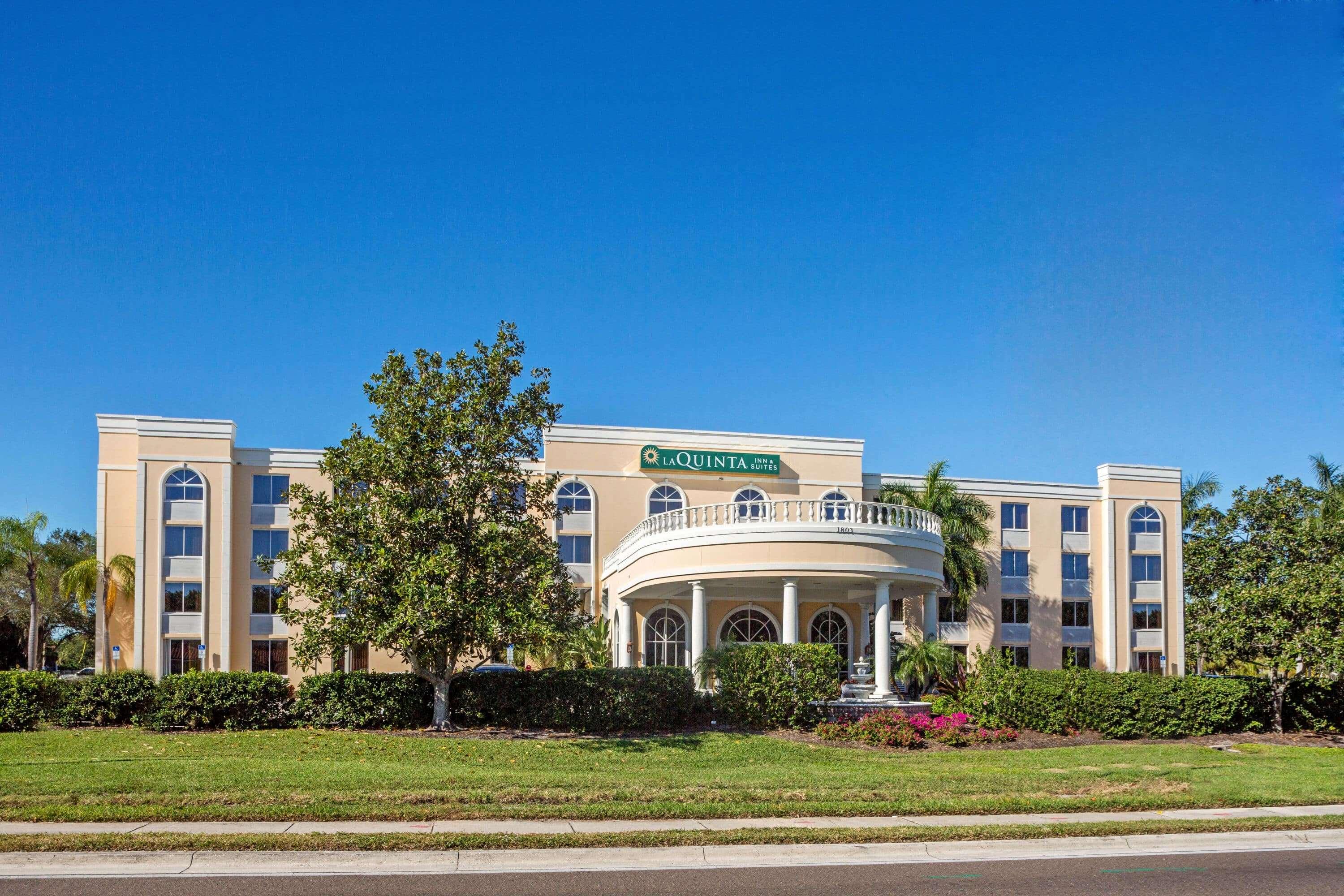 La Quinta Inn & Suites by Wyndham Sarasota Downtown — photo 4
